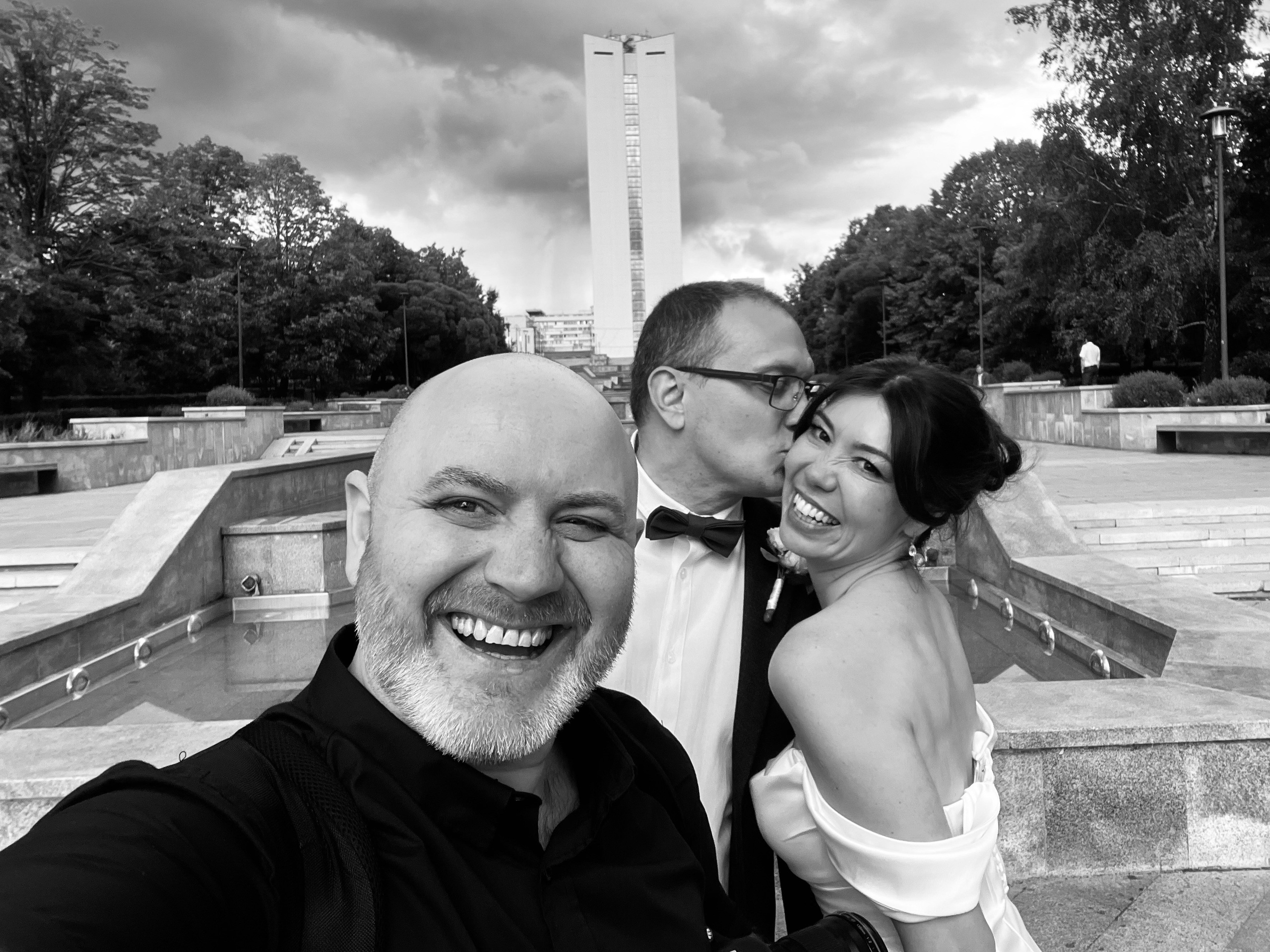 Фотограф в кадре — на протяжении уже 10 лет, по традиции делаю обязательно фото с молодыми!. Свадебный фотограф Александр Абрамов Москва / Зеленоград