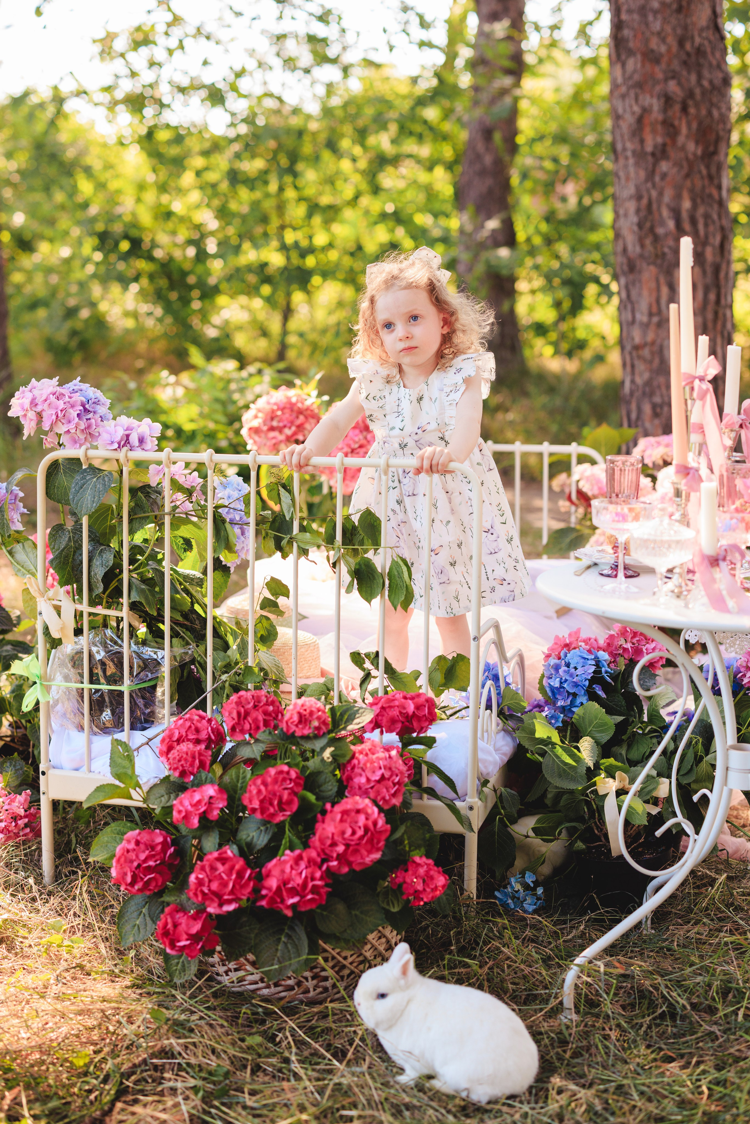 Цветочная кровать с кроликами. Семейный и детский фотограф в Краснодаре Анна Трашкова