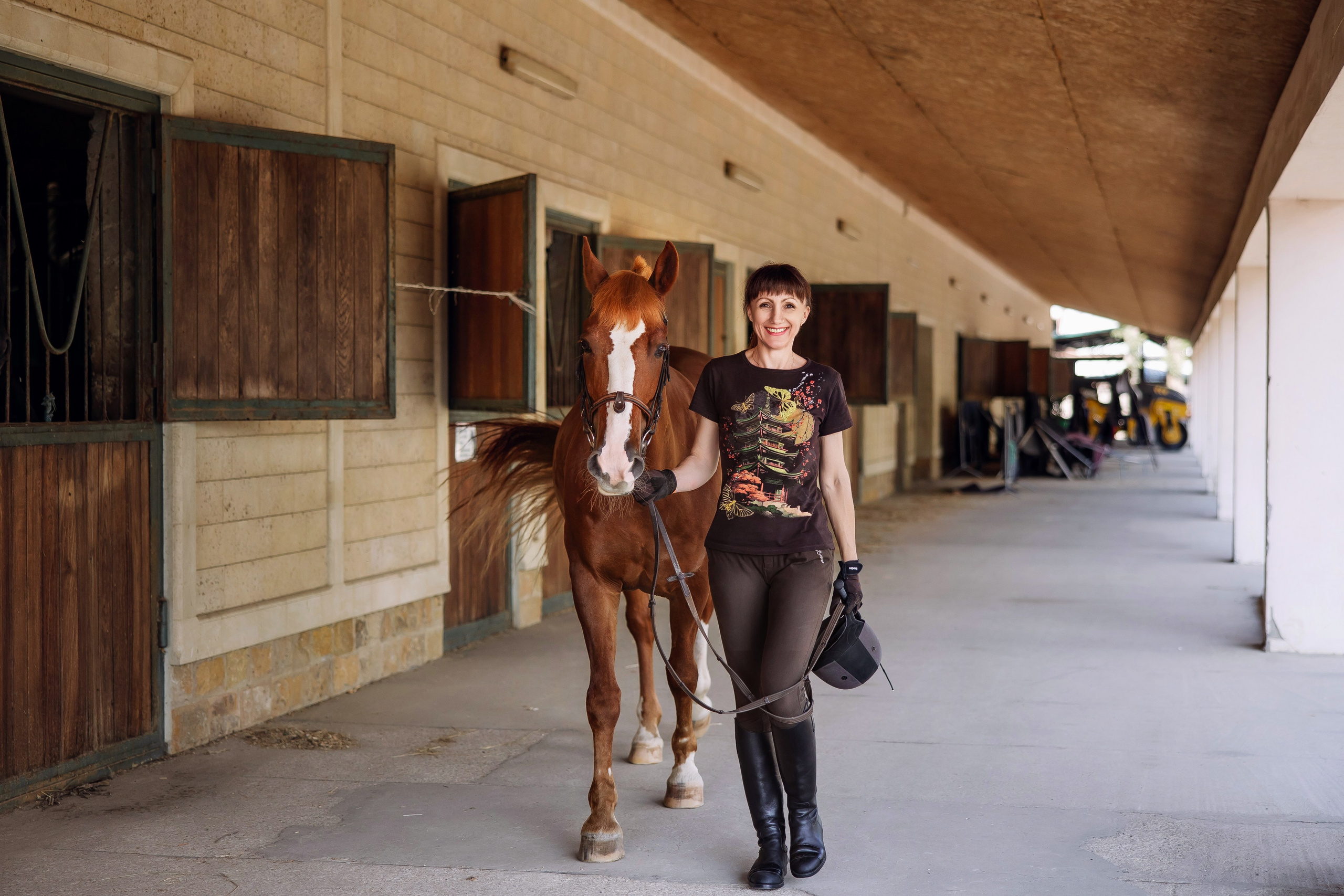 Женский портрет в конюшне