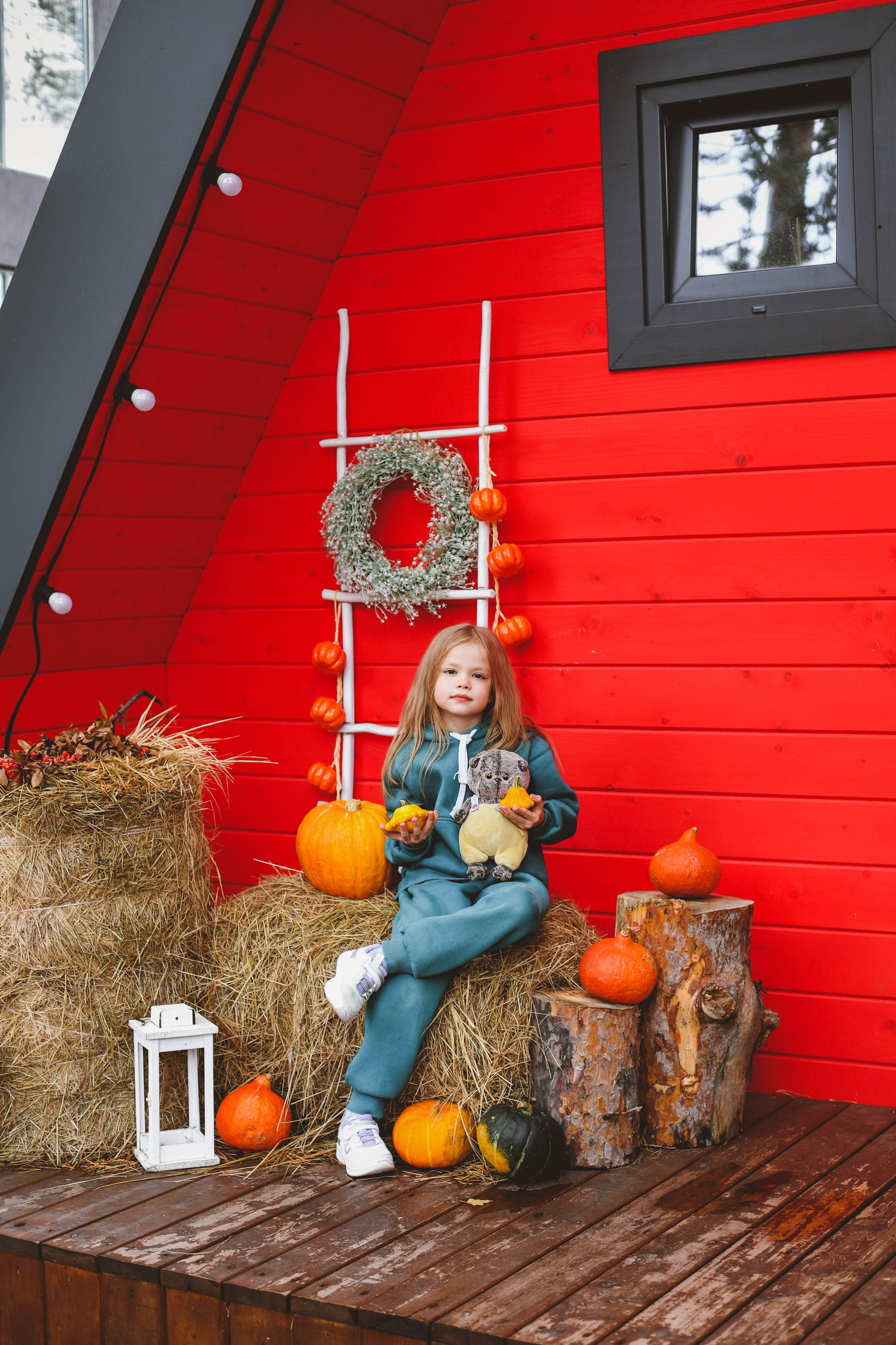 В красивом красном домике. Фотограф в Сургуте Брызгунова Анастасия