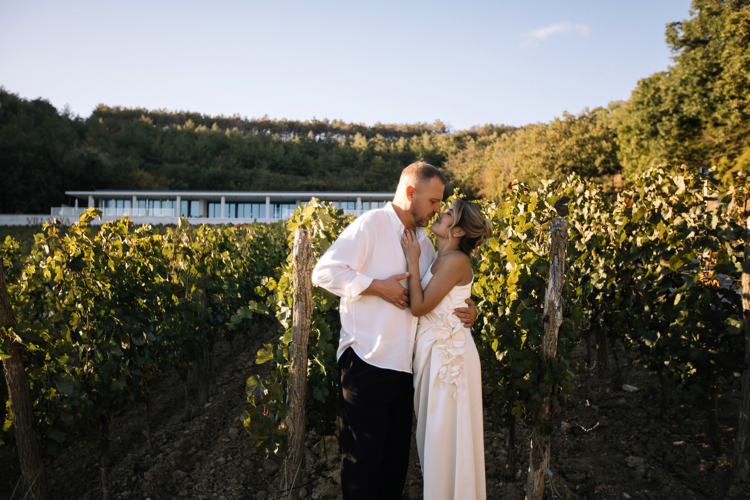 Александр и Гузель. Свадьба для двоих. Винодельня AYA. Фотограф Анна Лейман. Севастополь