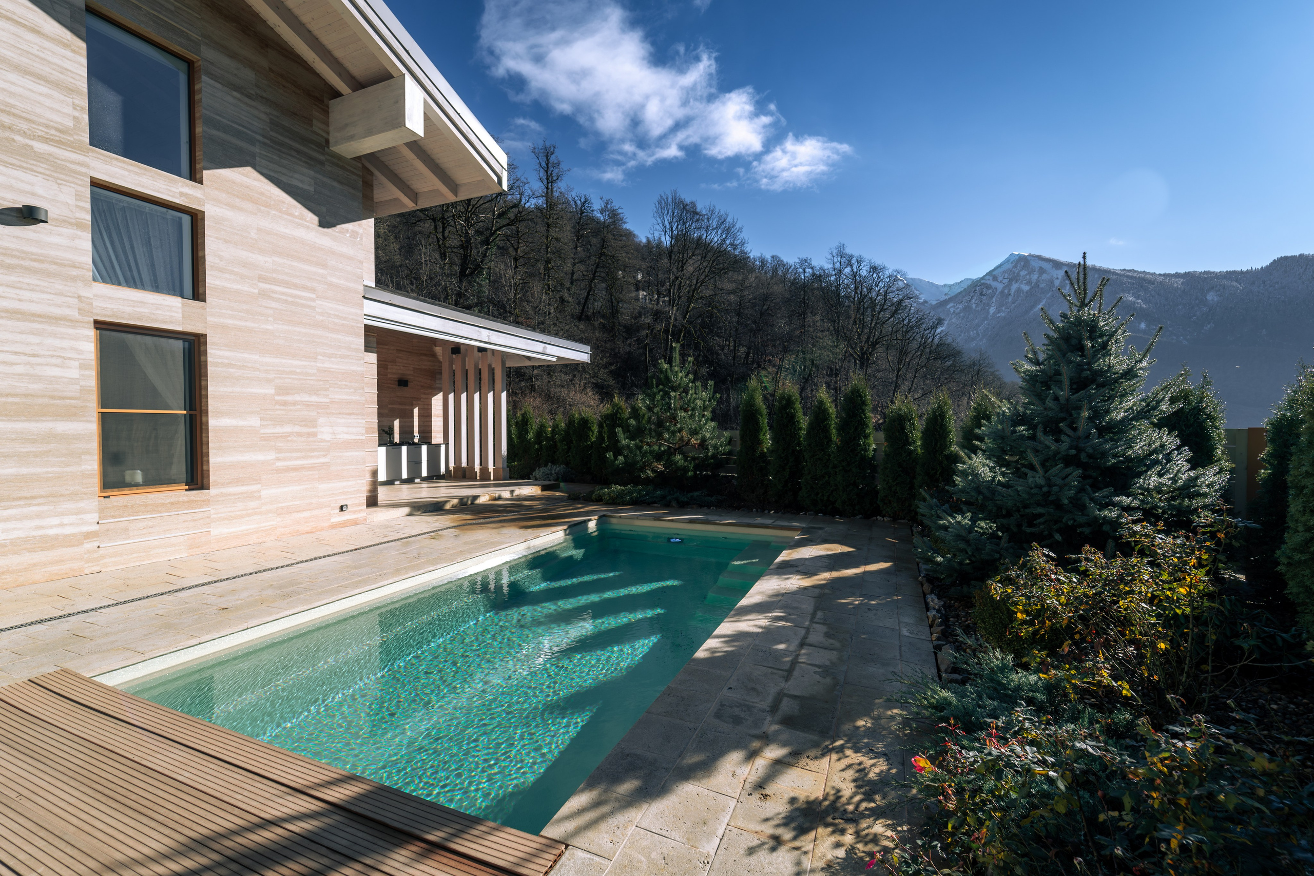 Загородный дом в стиле Шале белый — экстерьер. Репортажный фотограф в Красной Поляне и Сочи Павлюченко Екатерина