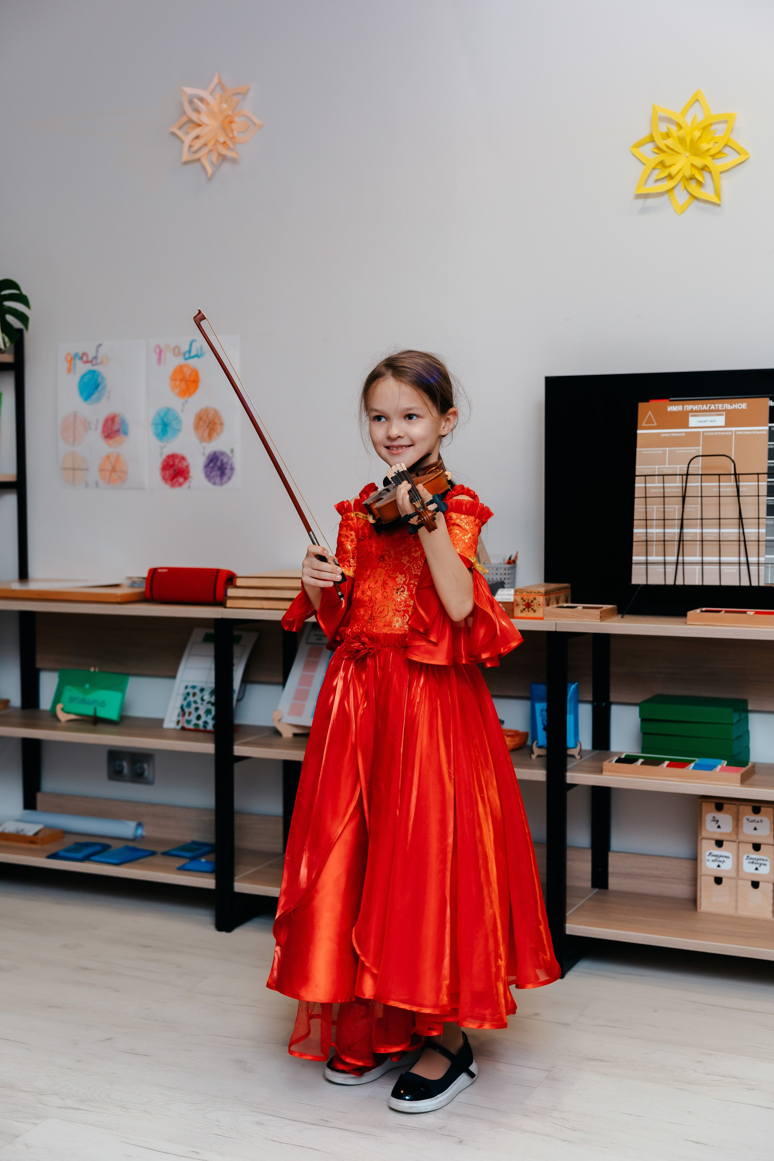 Новогодний утренник в Монтессори-школе. Семейный lifestyle фотограф в Санкт-Петербурге Людмила Пахомова