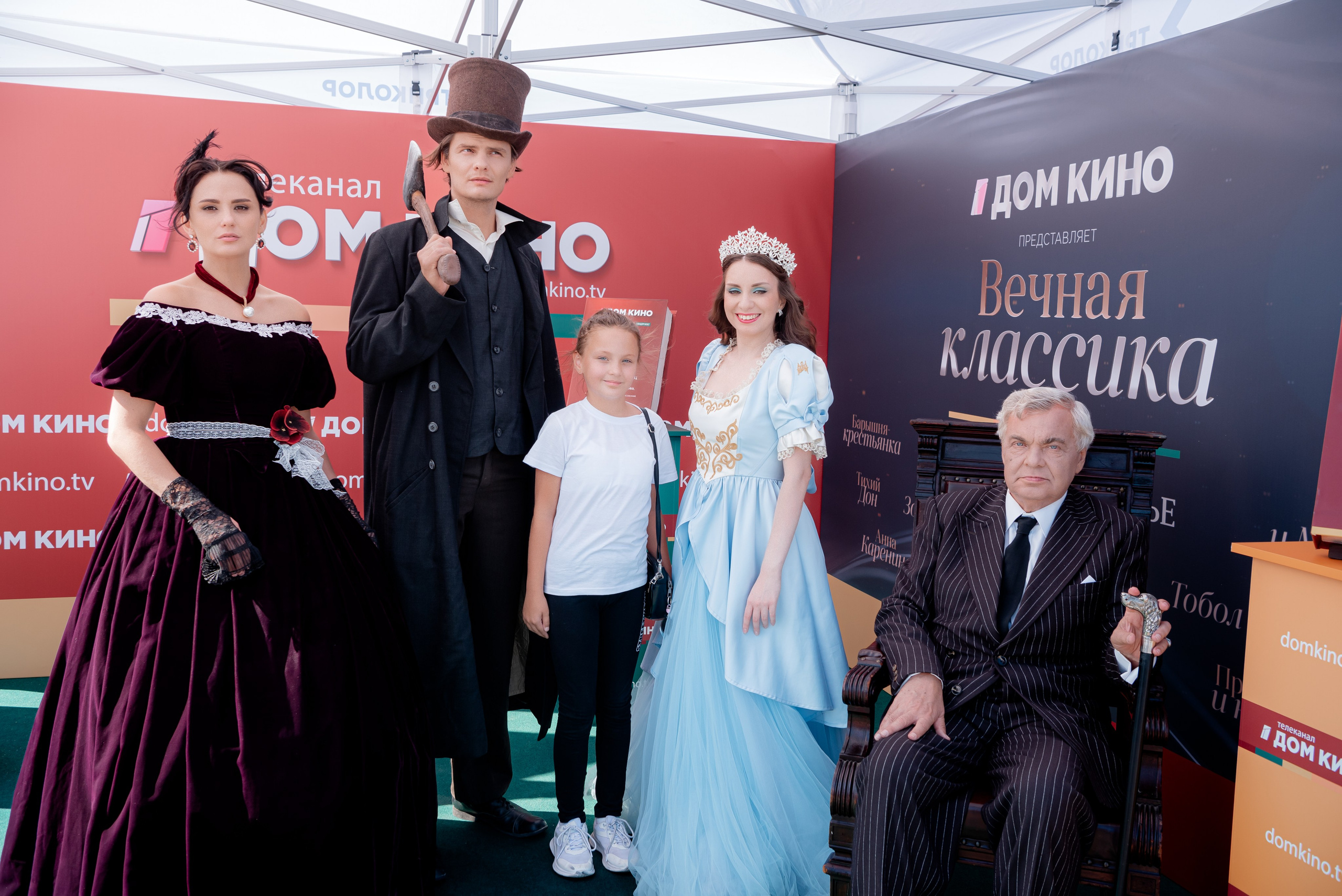 Портретные фото с артистами в палатке Триколор Дом Кинов на день города Волгоград. Фотограф в Волгограде и Волжском Александр Горбань