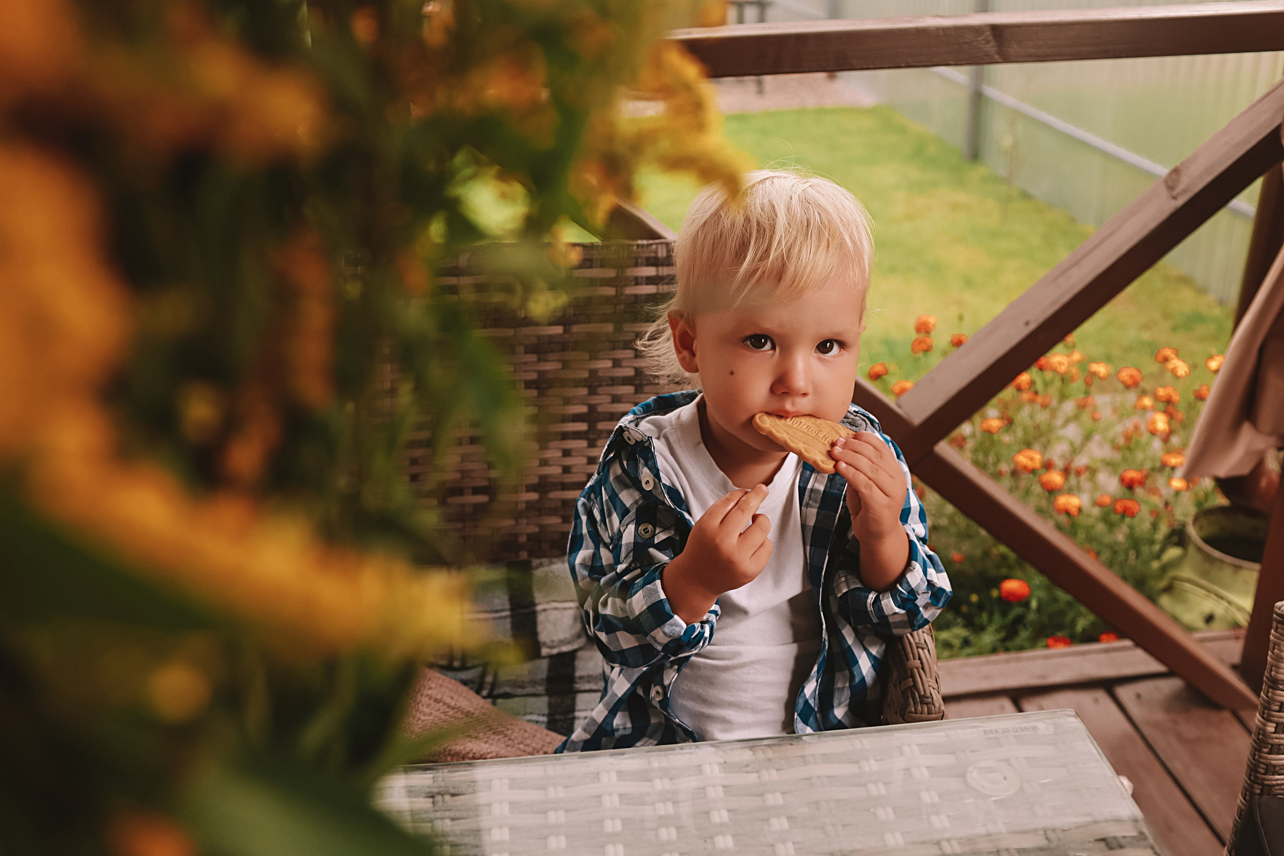 У дома. Семейный фотограф Тюмень, фотограф на роды Салмина Мария