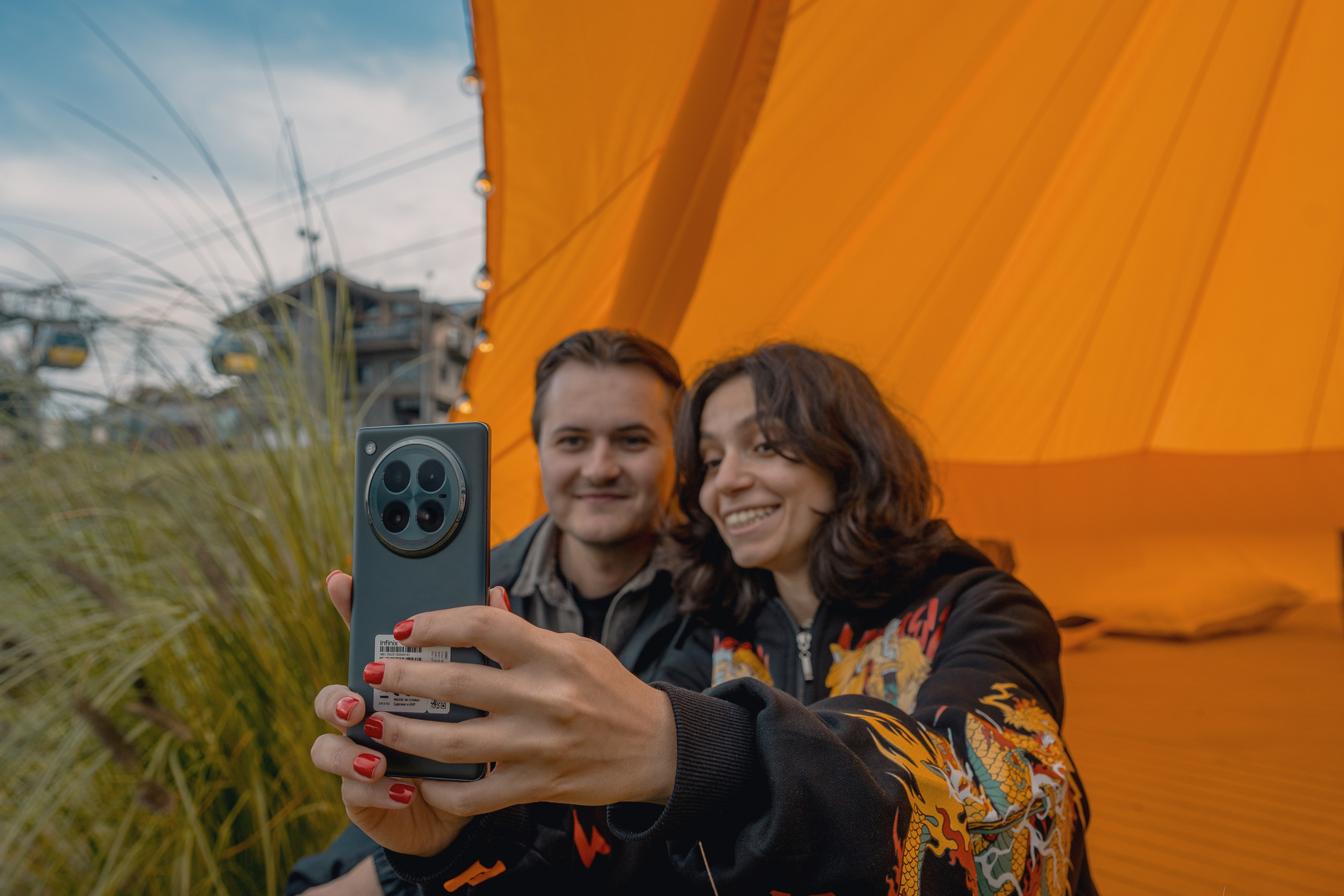 Фотоснимок пары для промо рекламы телефона 