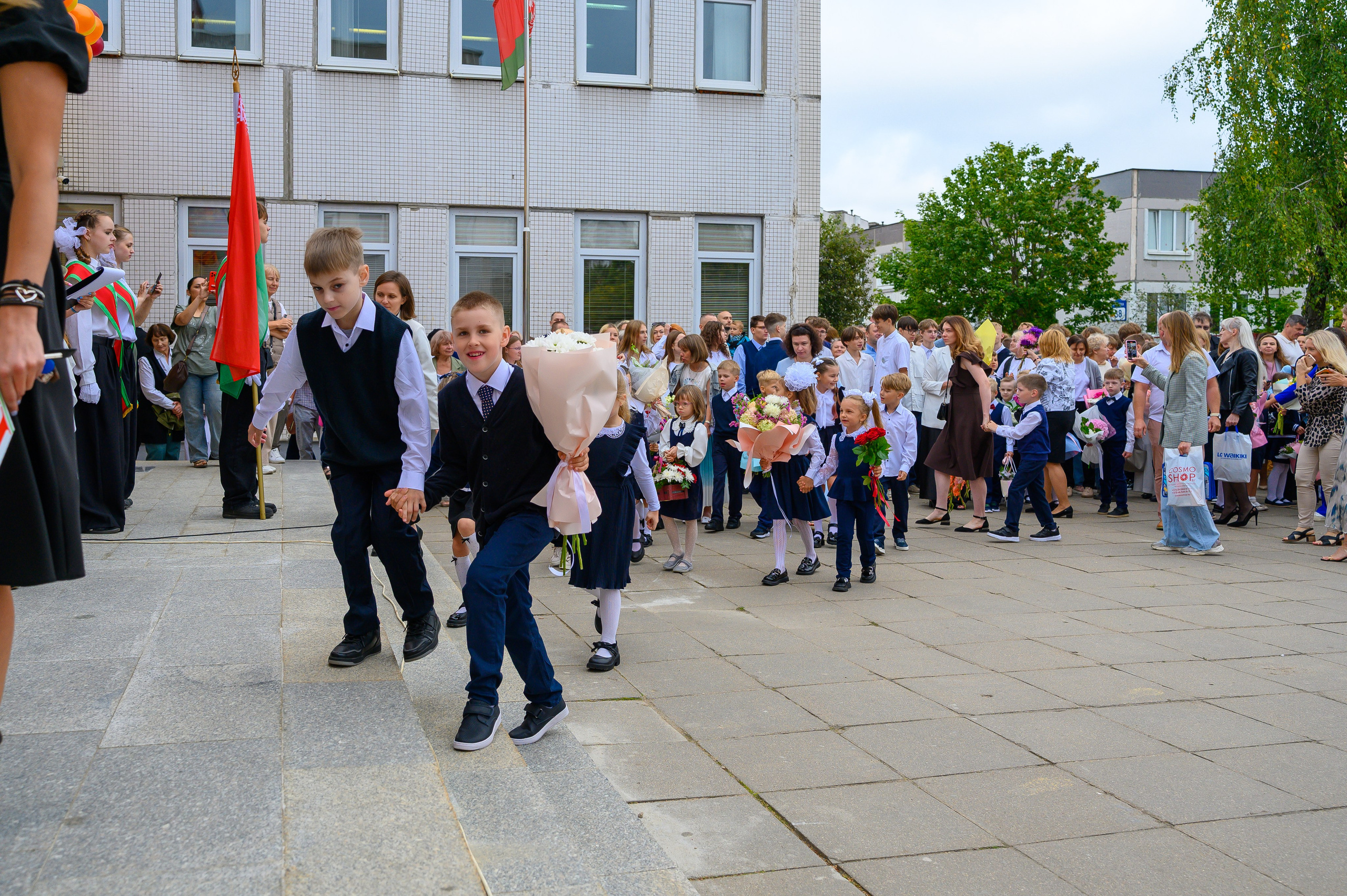 Вот звучит первый звонок, перед этим долгое приготовление к новому этапу в жизни, Яромир идет в школу. Фотоуслуги, услуги фотографа, фотографирование важных событий