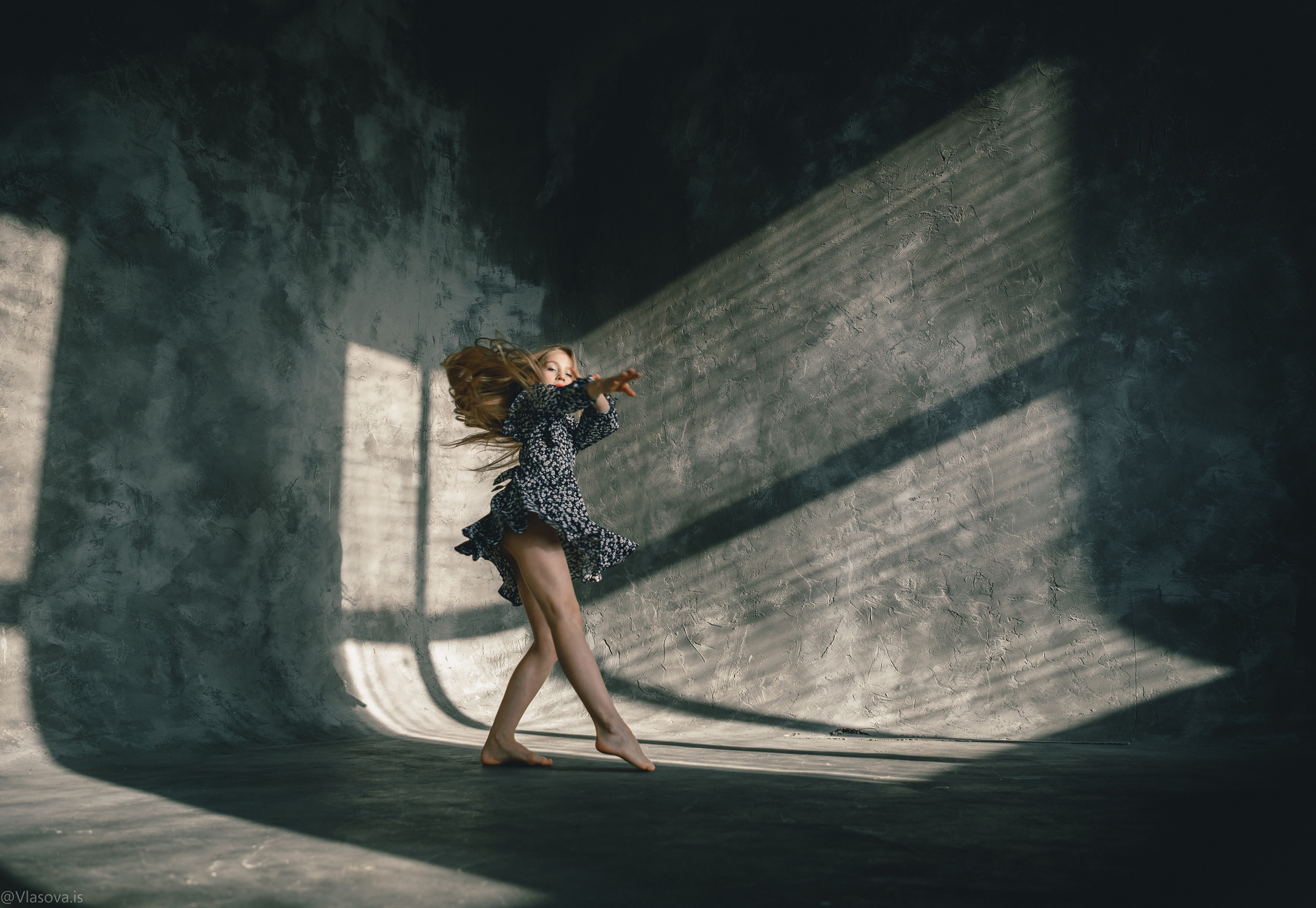 девочка танцует