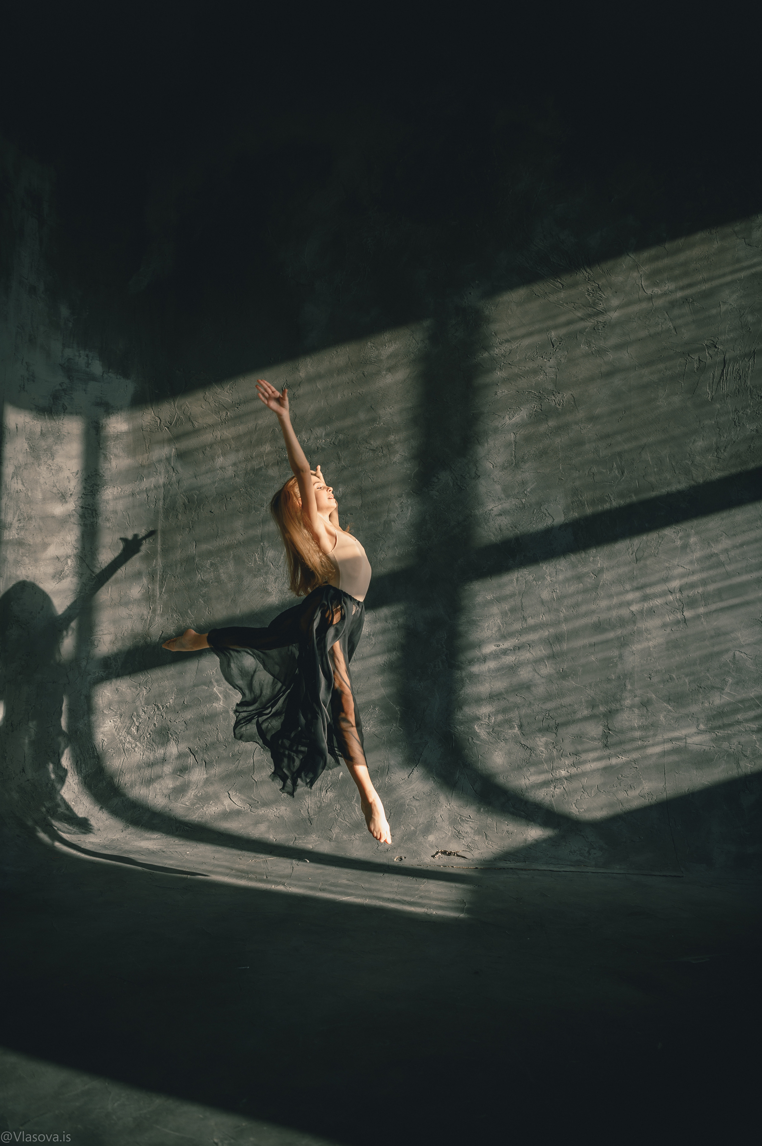 девочка танцует