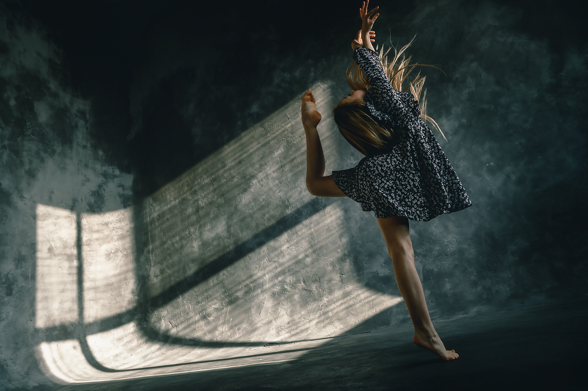 девочка танцует