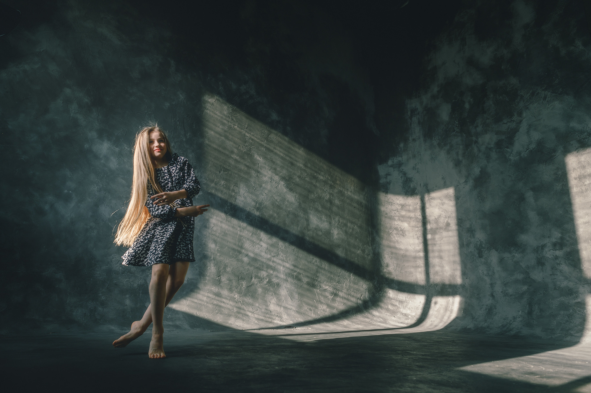 девочка танцует