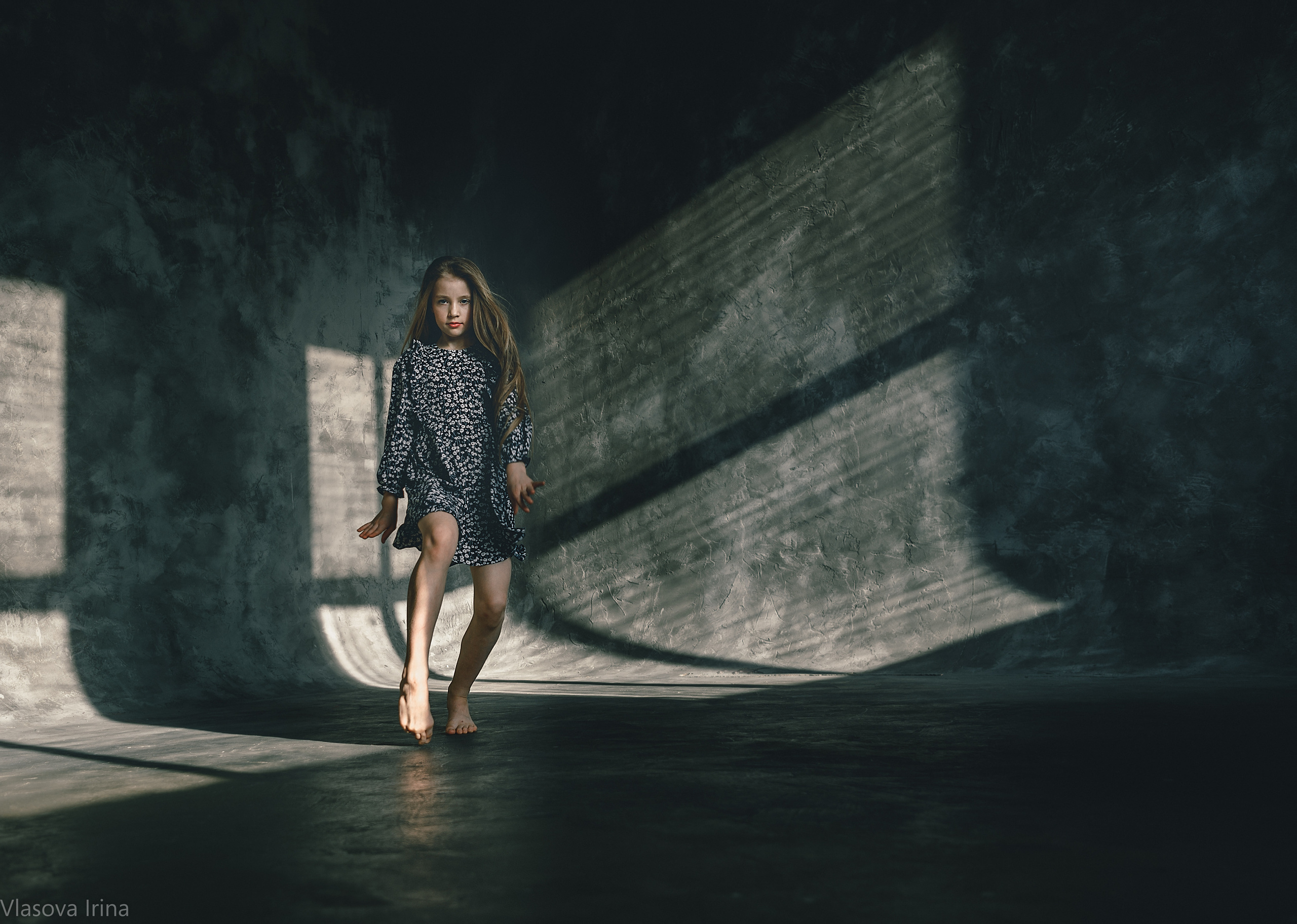 девочка танцует