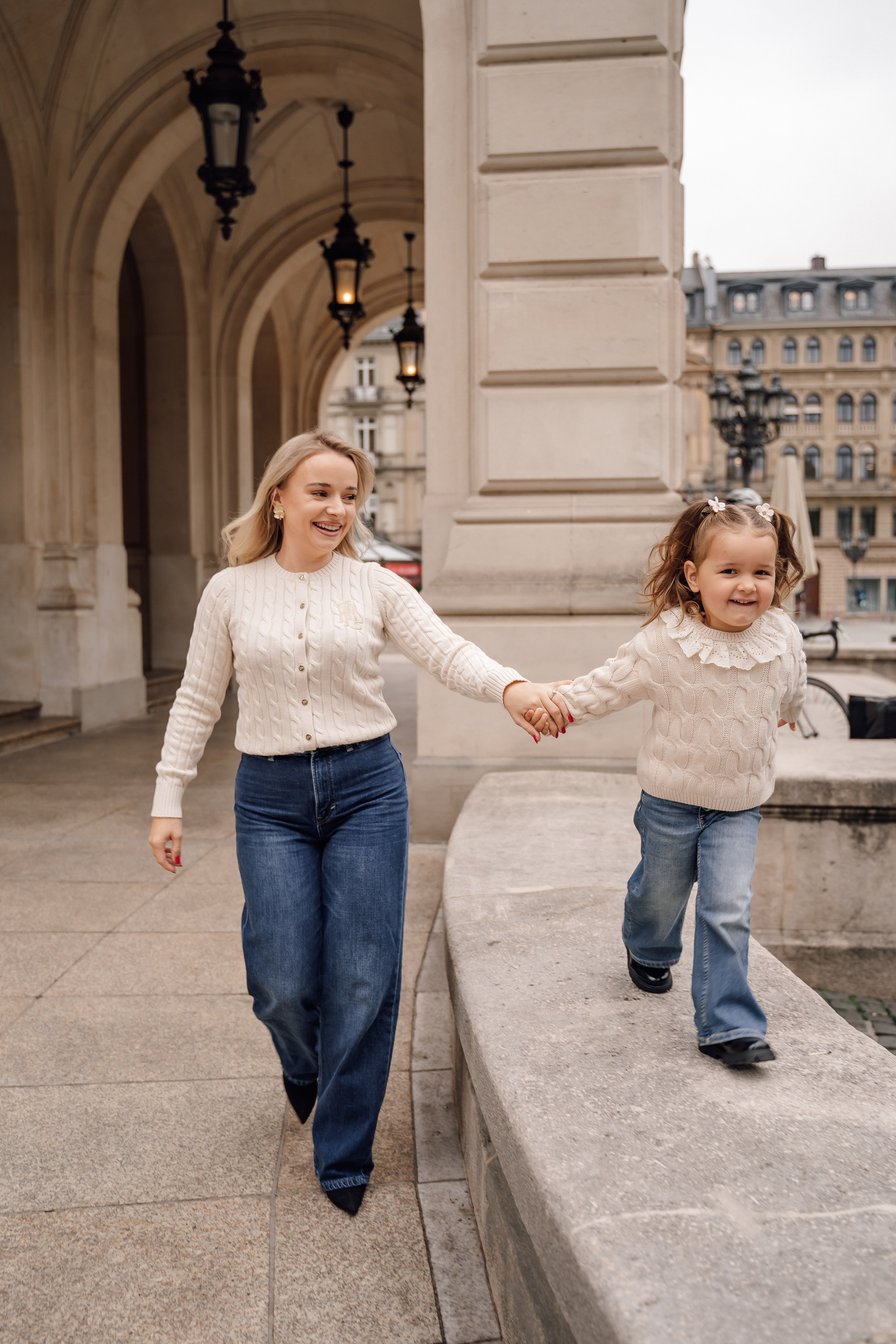 Family at Alte Oper. Анастасия Вайнер — свадебный и портретный фотограф в Германии и по всей Европе