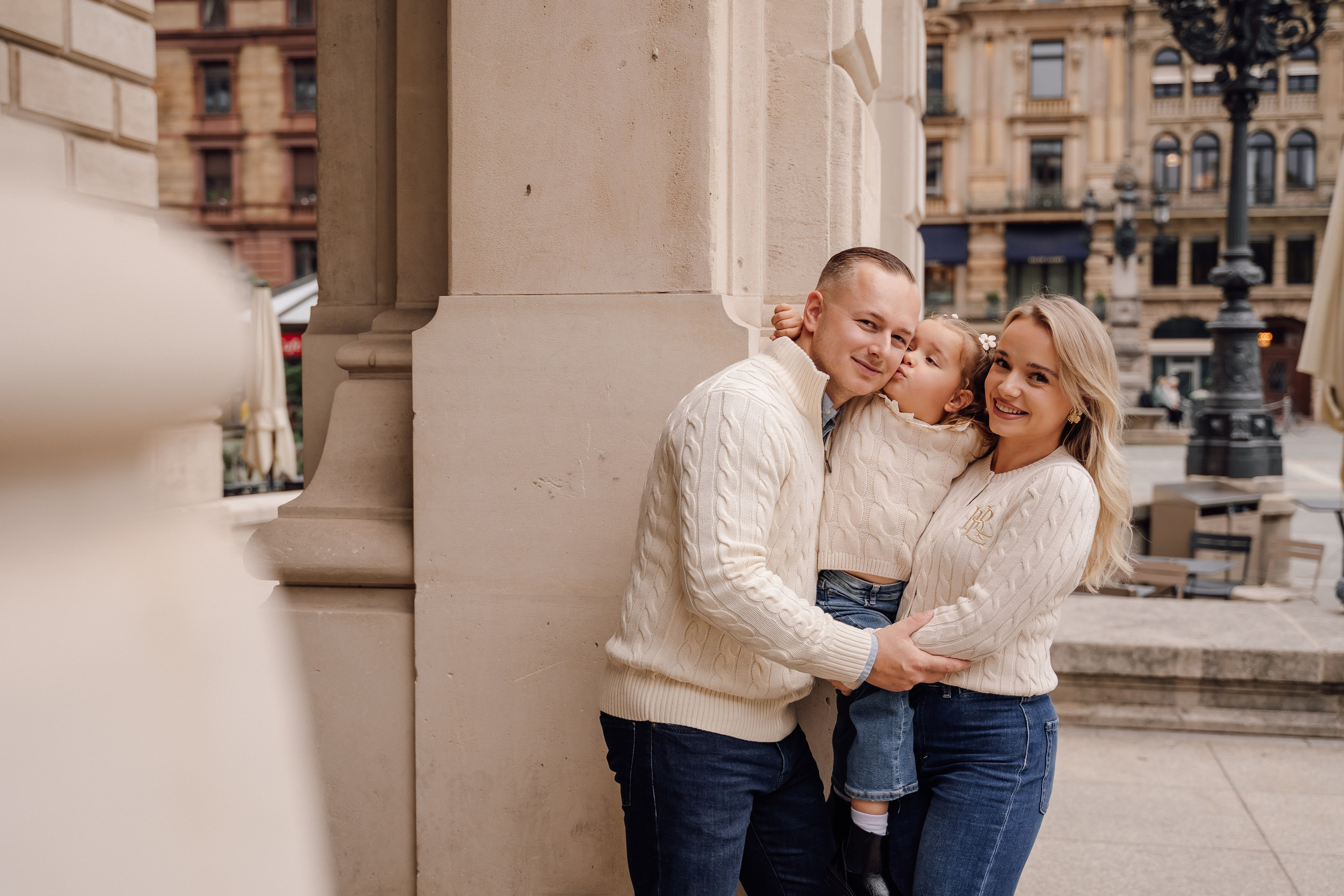Family at Alte Oper. Анастасия Вайнер — свадебный и портретный фотограф в Германии и по всей Европе