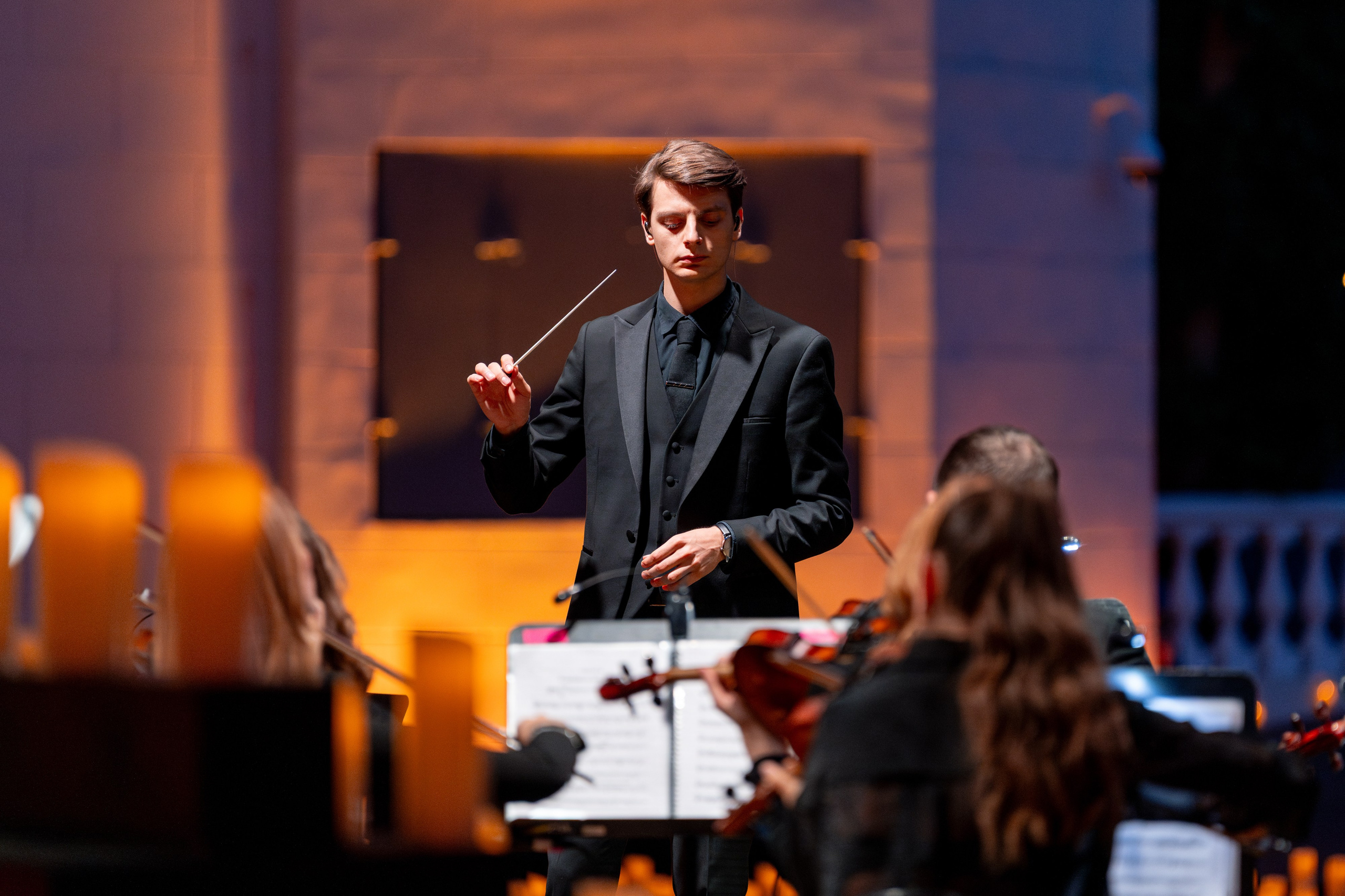 Симфонический оркестр Lumisfera при свечах. Фотограф Никита Комаров