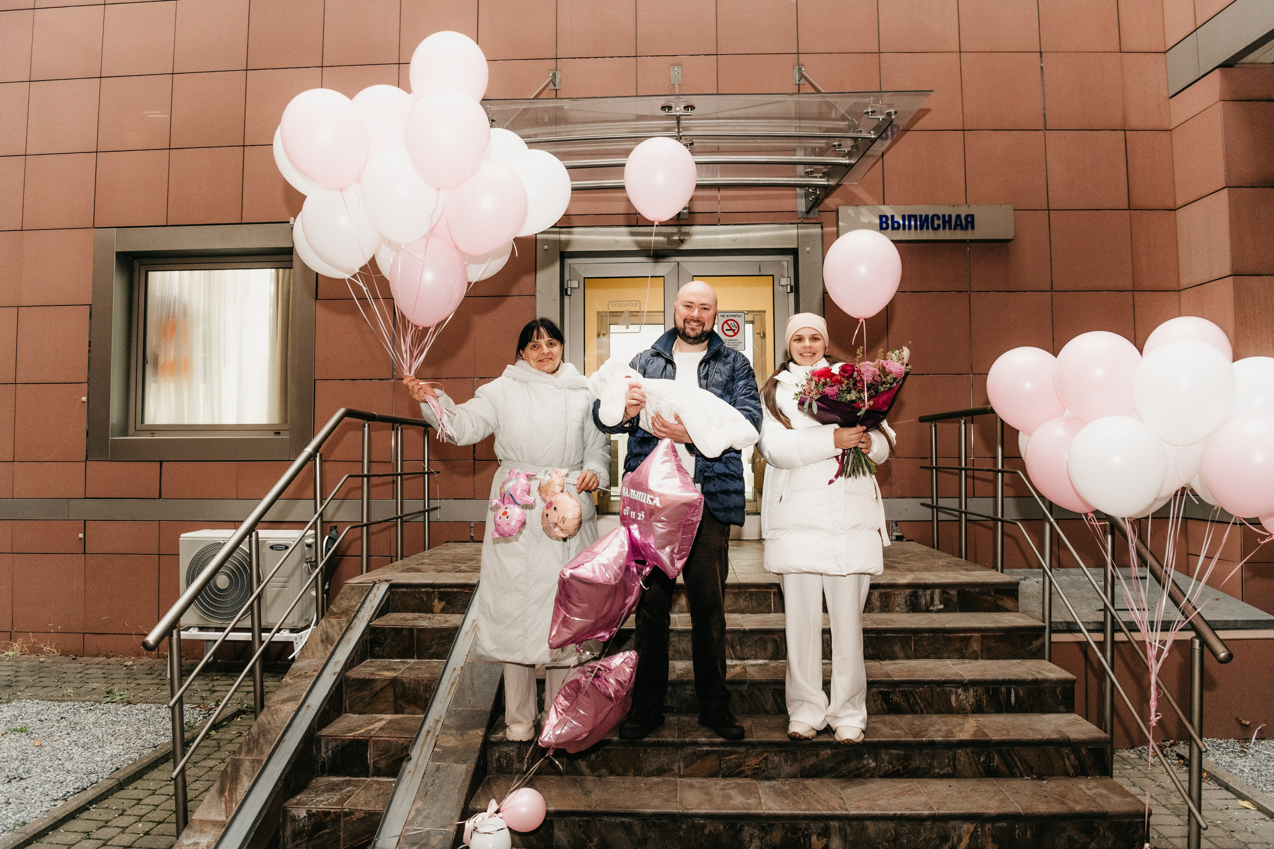 Выписка малышки. Мать и дитя на Севастопольском. Фотограф на выписку из роддома в Москве и МО