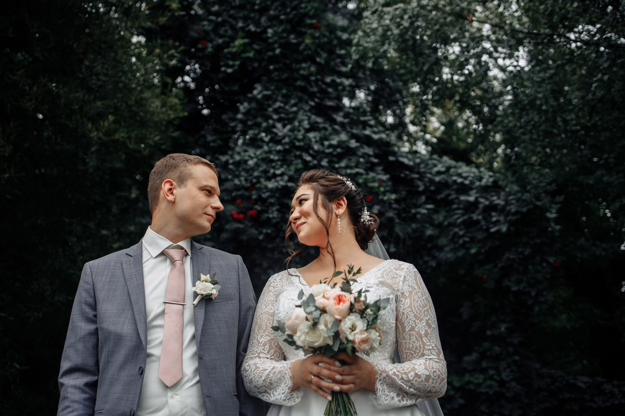 Свадебная прогулка в деревне Рай. Фотограф Вашкевич Денис. Свадебный фотограф Вашкевич Денис