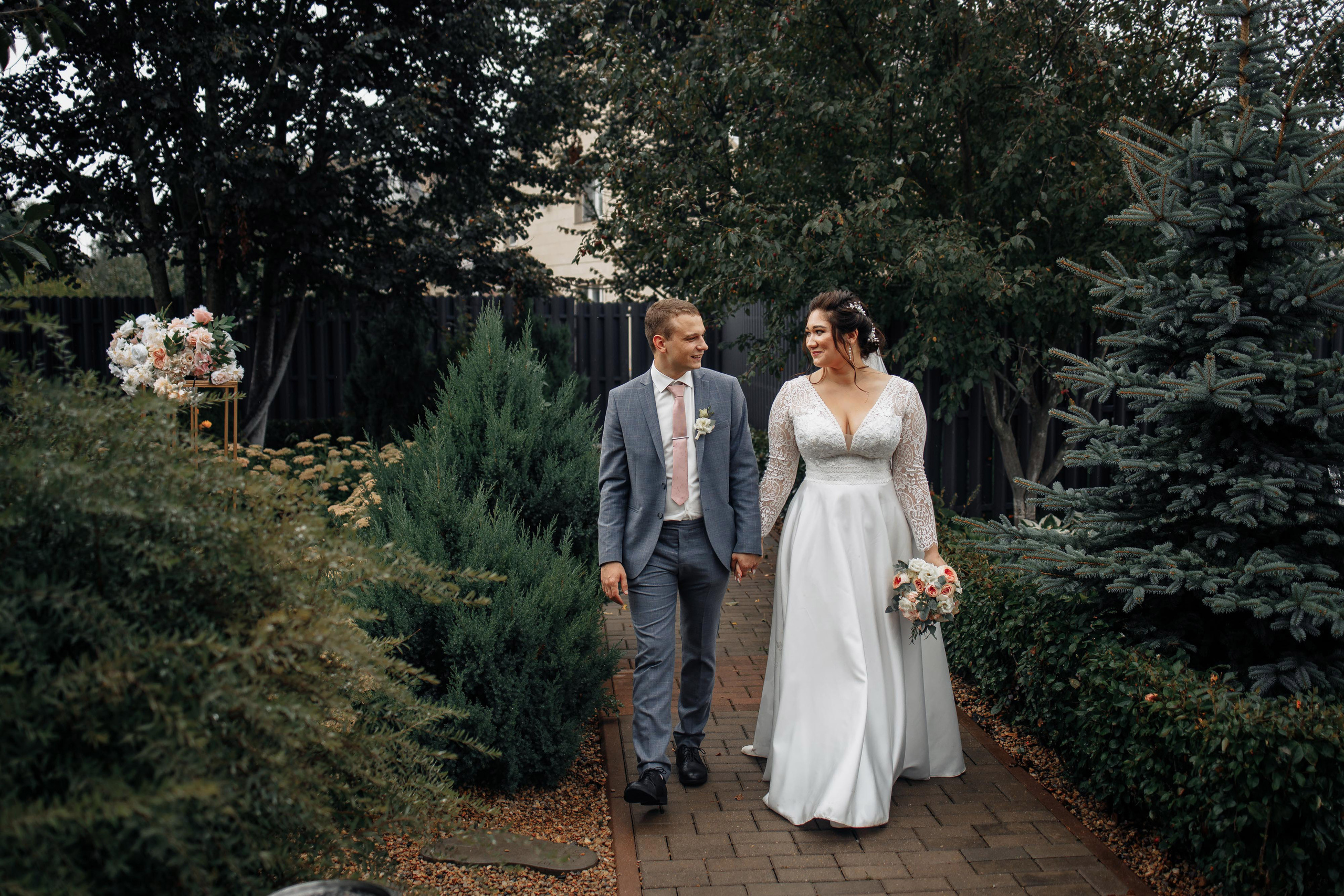 Свадебная прогулка в деревне Рай. Фотограф Вашкевич Денис. Свадебный фотограф Вашкевич Денис