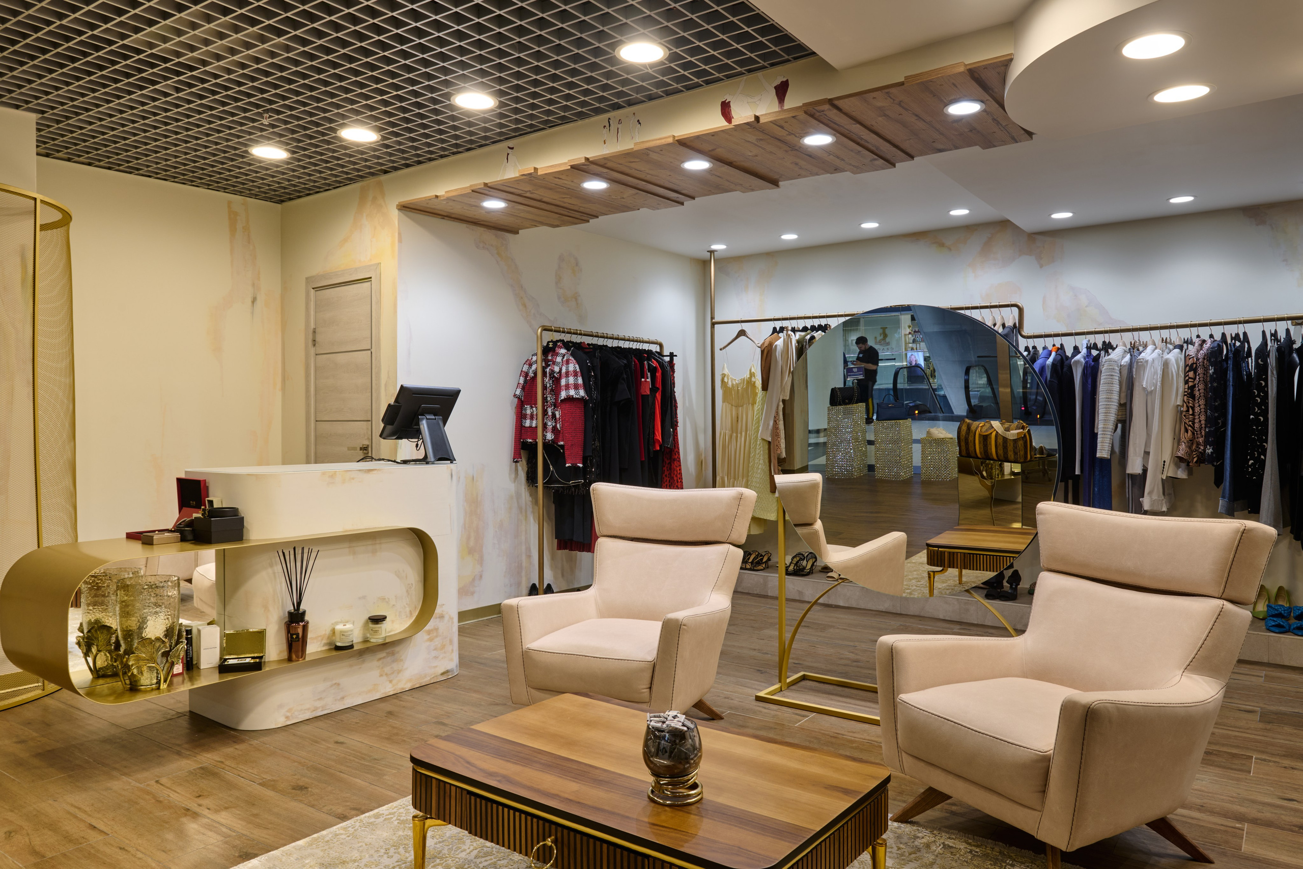 Зона ожидания с диваном, витринная подача товара