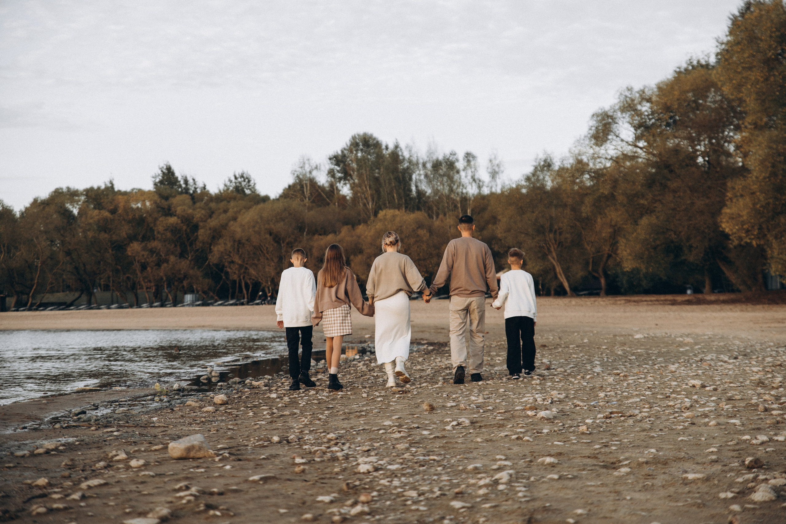 Большая семья на маленьком море. Репортажный и детский фотограф в Минске
