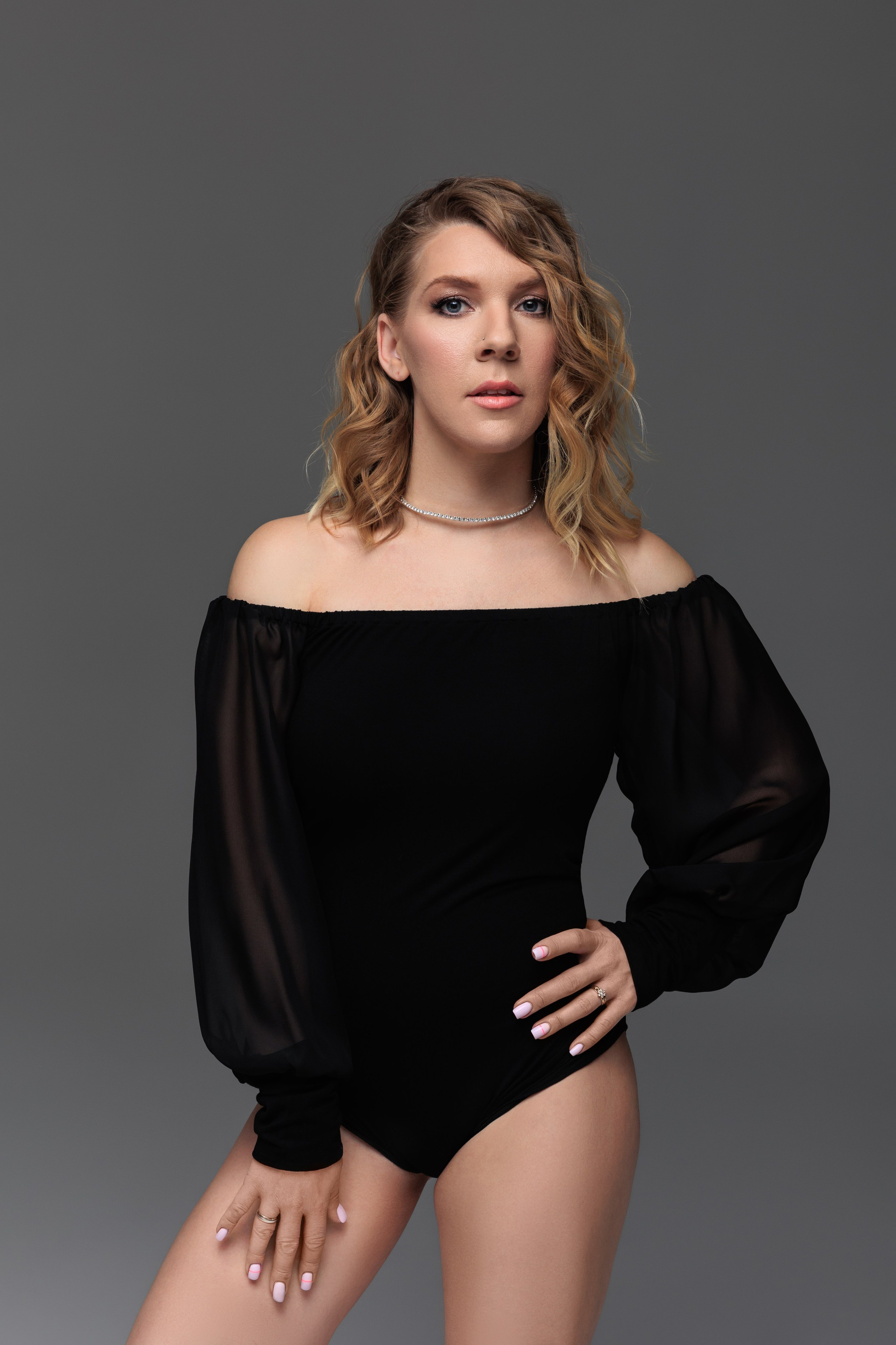 Боди со спущенными рукавами . Цвет - чёрный. Размер 46 - 48 