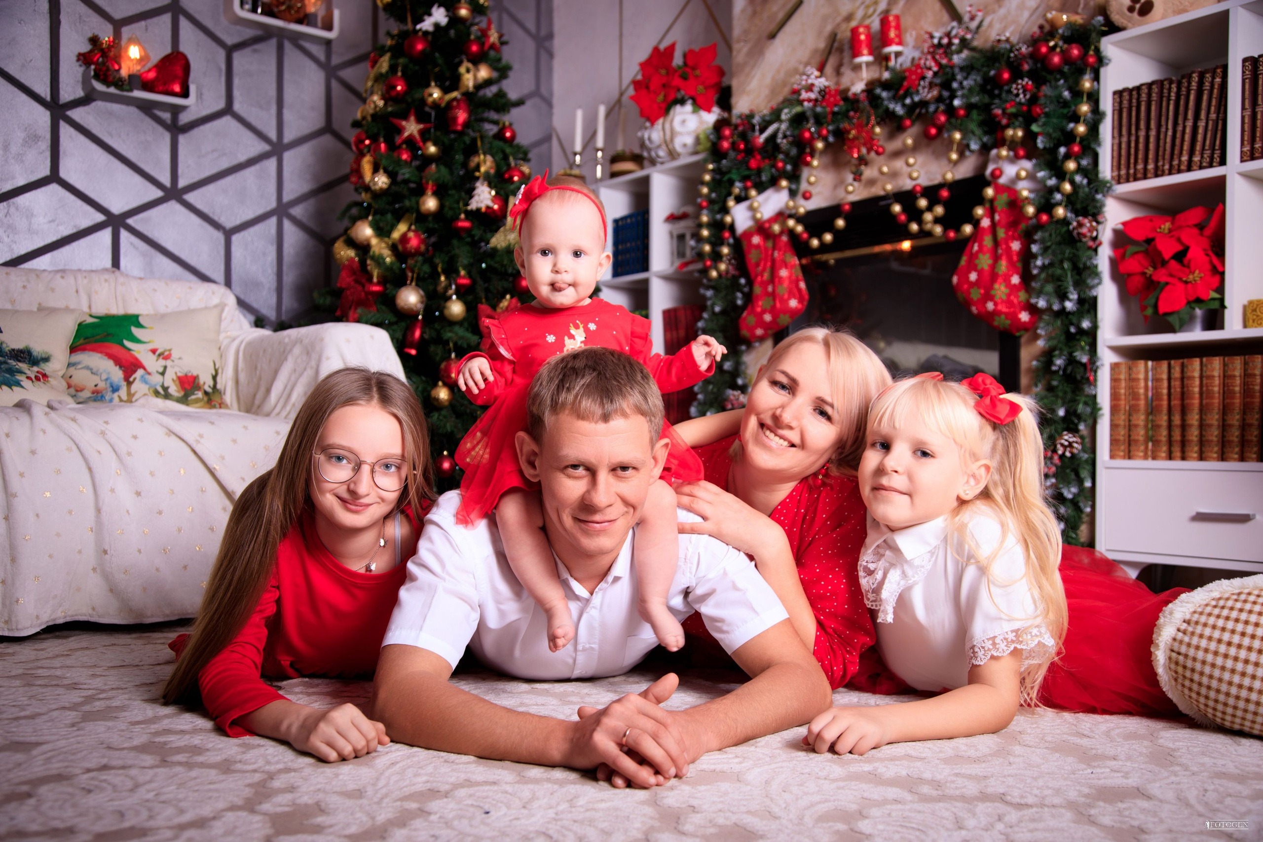 Портфолио больших семей: Единство и радость в новогодних интерьерах. Интерьерная фотостудия FOTOGEN г. Краснодар