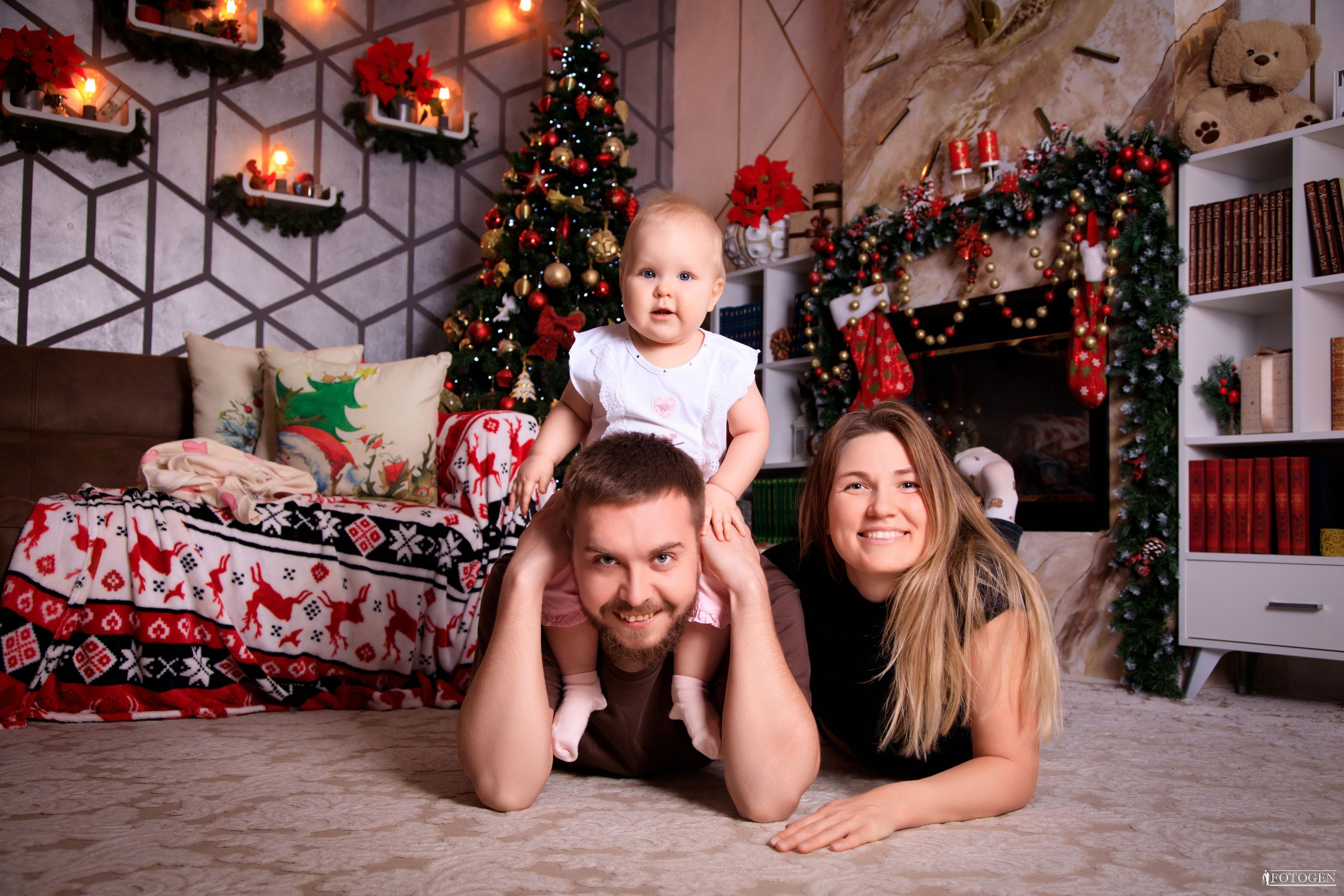 Семейная фотосессия: мама, папа и малыш | Портфолио Fotogen. Интерьерная фотостудия FOTOGEN г. Краснодар