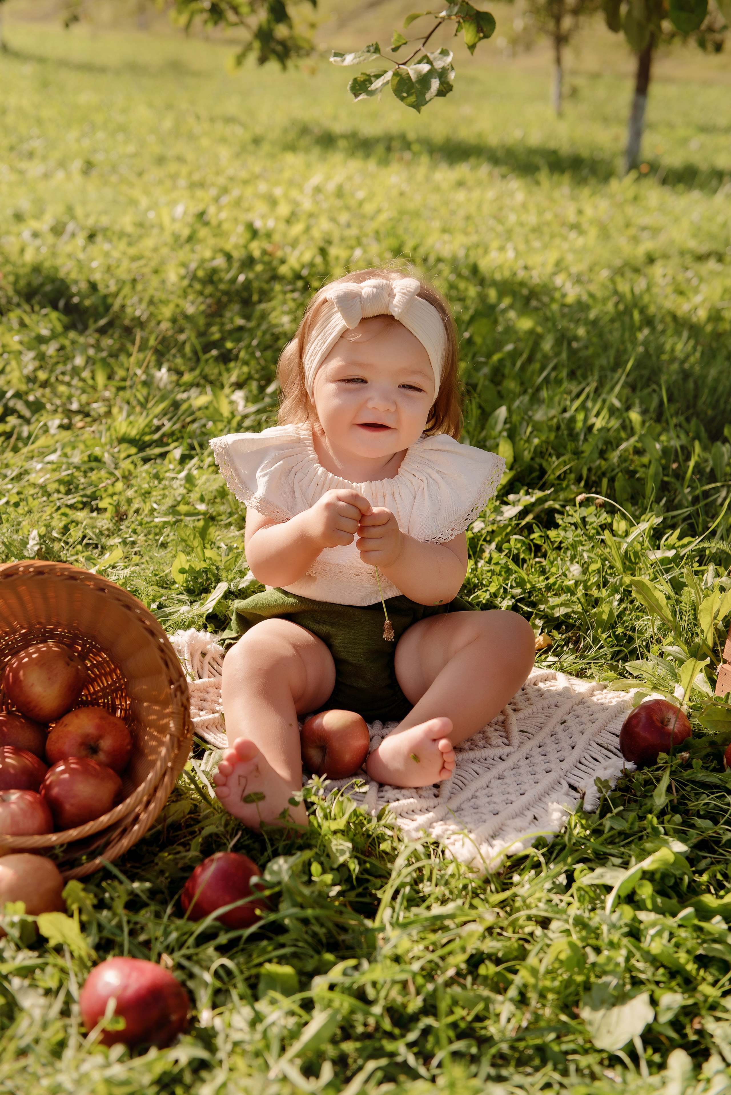 Яблоневый сад. Детский фотограф в Долгопрудном и Москве