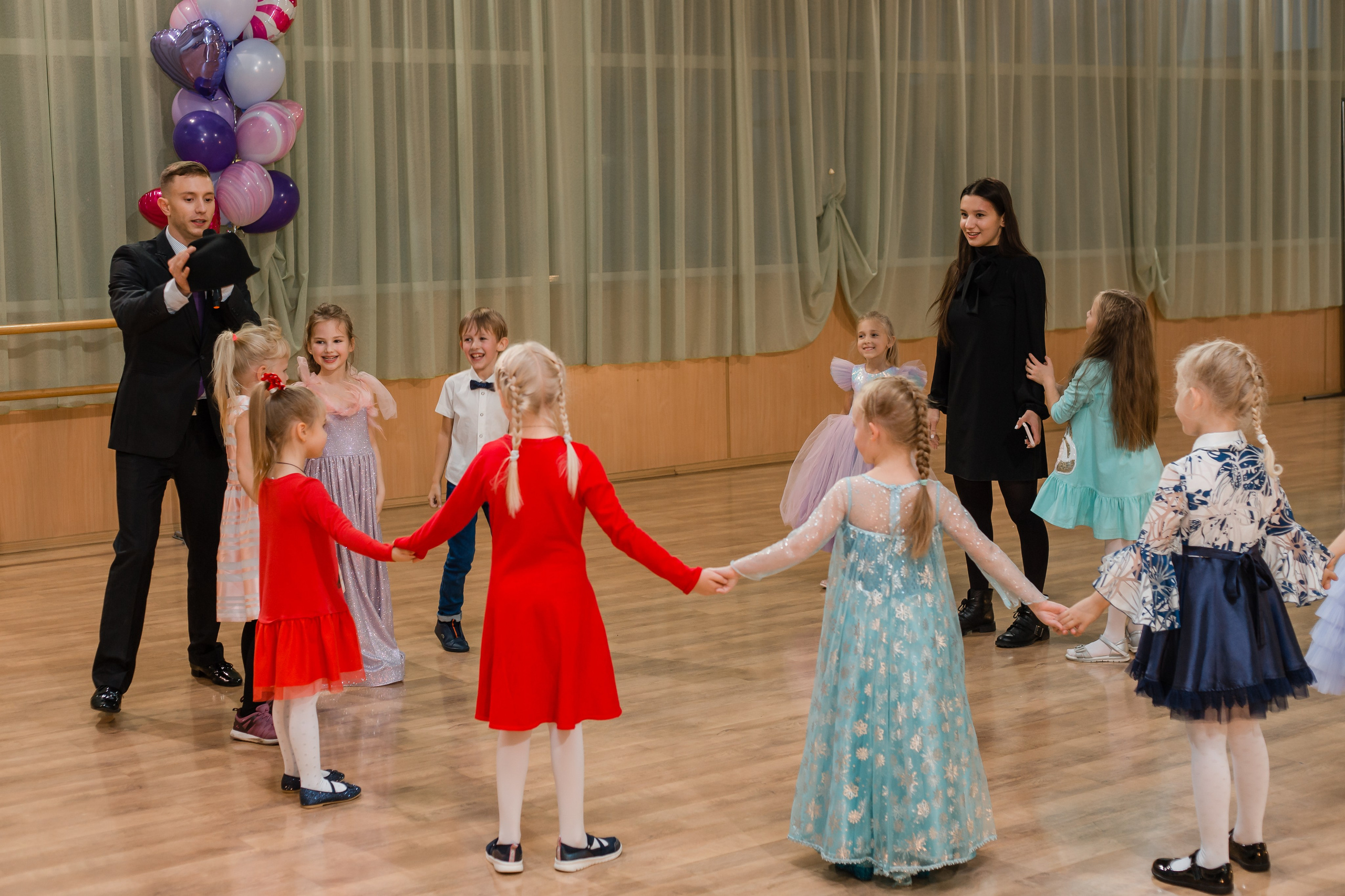 Фотосъемка детского дня рожденья. Видеосъемка и фотосъемка свадеб. Фотограф и оператор на свадьбу. Видеосъемка подкастов, собственная видео-фотостудии. Предметная фотосъемка