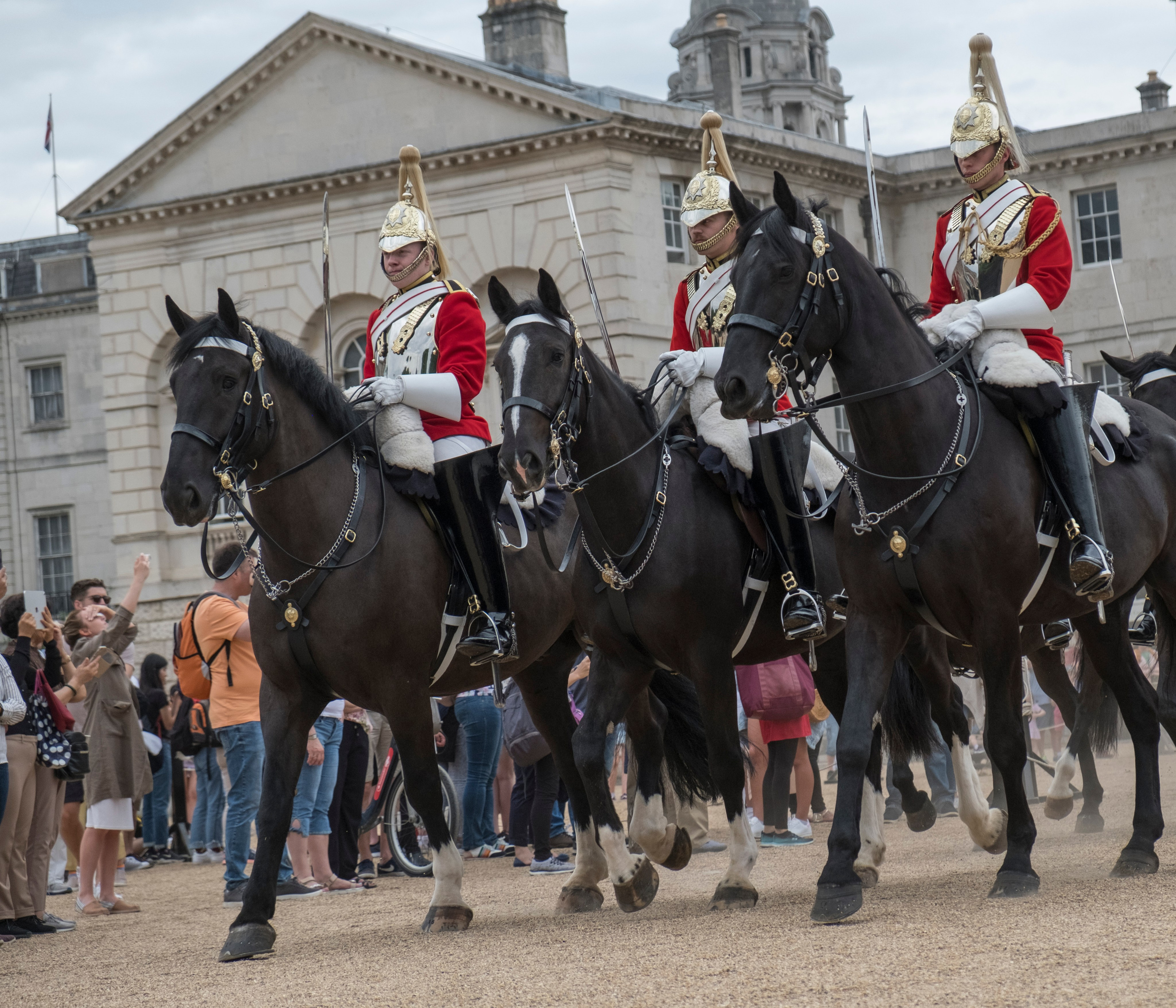 УЛИЦЫ. ПОБУДЬ ЗДЕСЬ И ЦЕЛЕЕ БУДЕТ ЭТОТ МИР