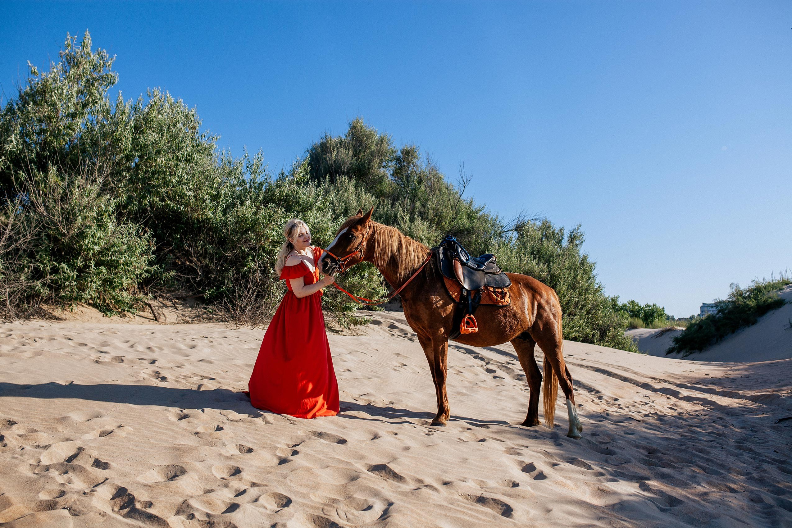 Романтичная фотосессия на лошадях в дюнах Джемете