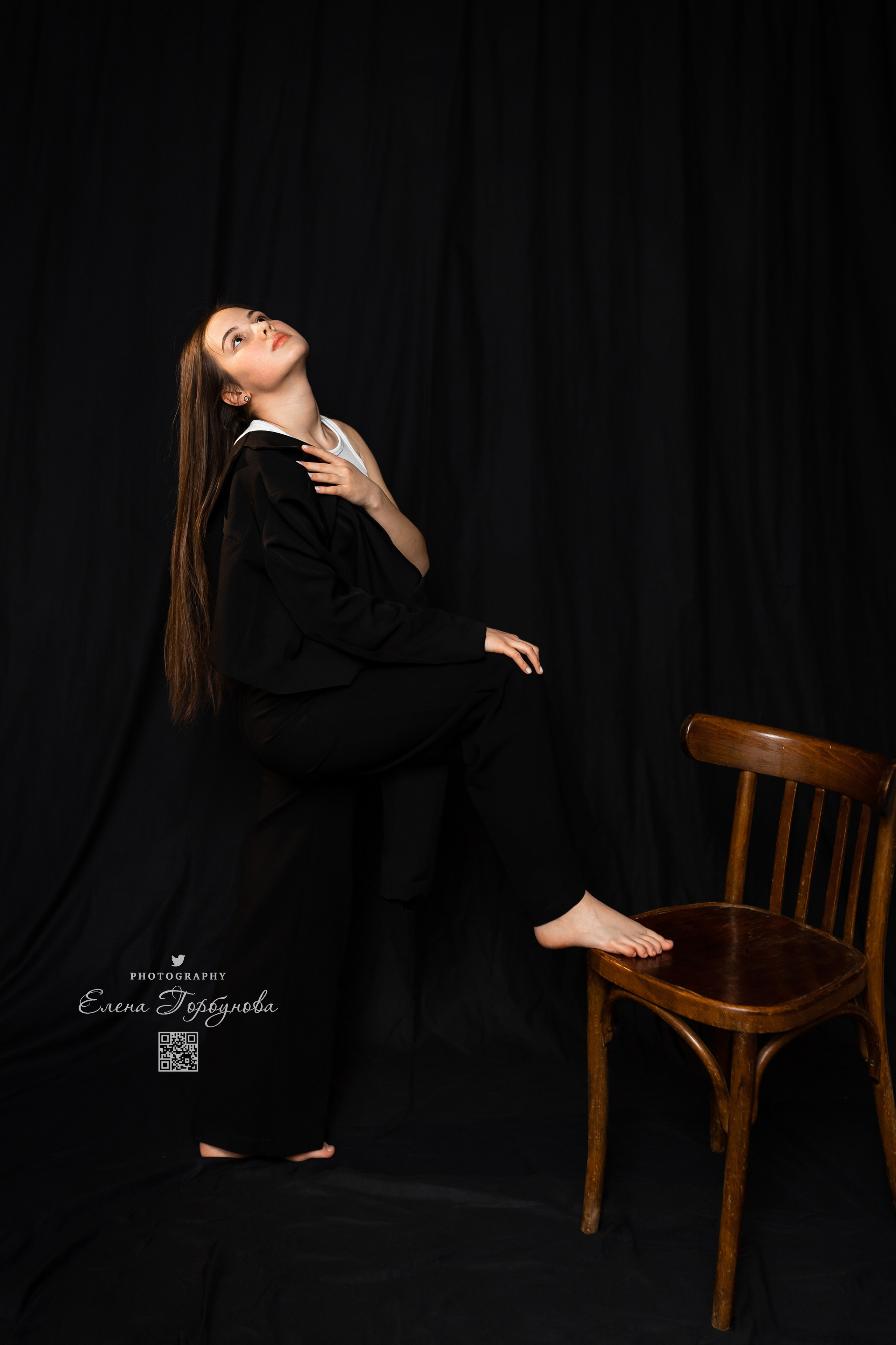 Моя студия. Полина и стул. Январь 2024. Фотограф Пермь. Свадьбы. Семья и дети, школа, д. сад. Фотокниги