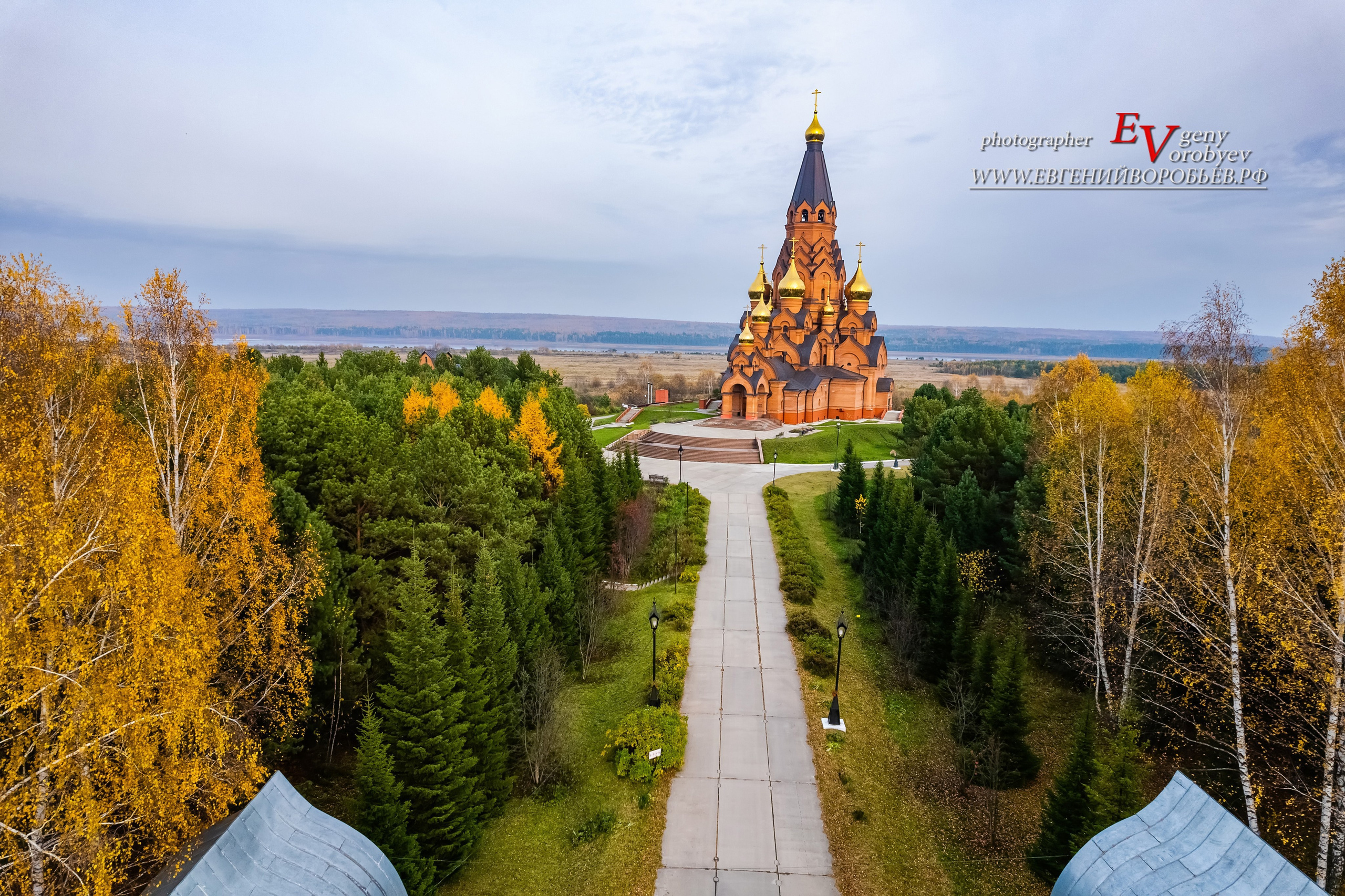 Крестовоздвиженский собор храм церковь в Лесосибирске экскурсии Енисейск Красноярск аренда микроавтобуса трансфер индивидуальный тур фото интересные места что посмотреть куда сходить что посетить достопримечательности в Лесосибирске фототур  цена заказать экскурсию программа маршрут смотровые площадки видовые красивые места путешествие туристический маршрут 