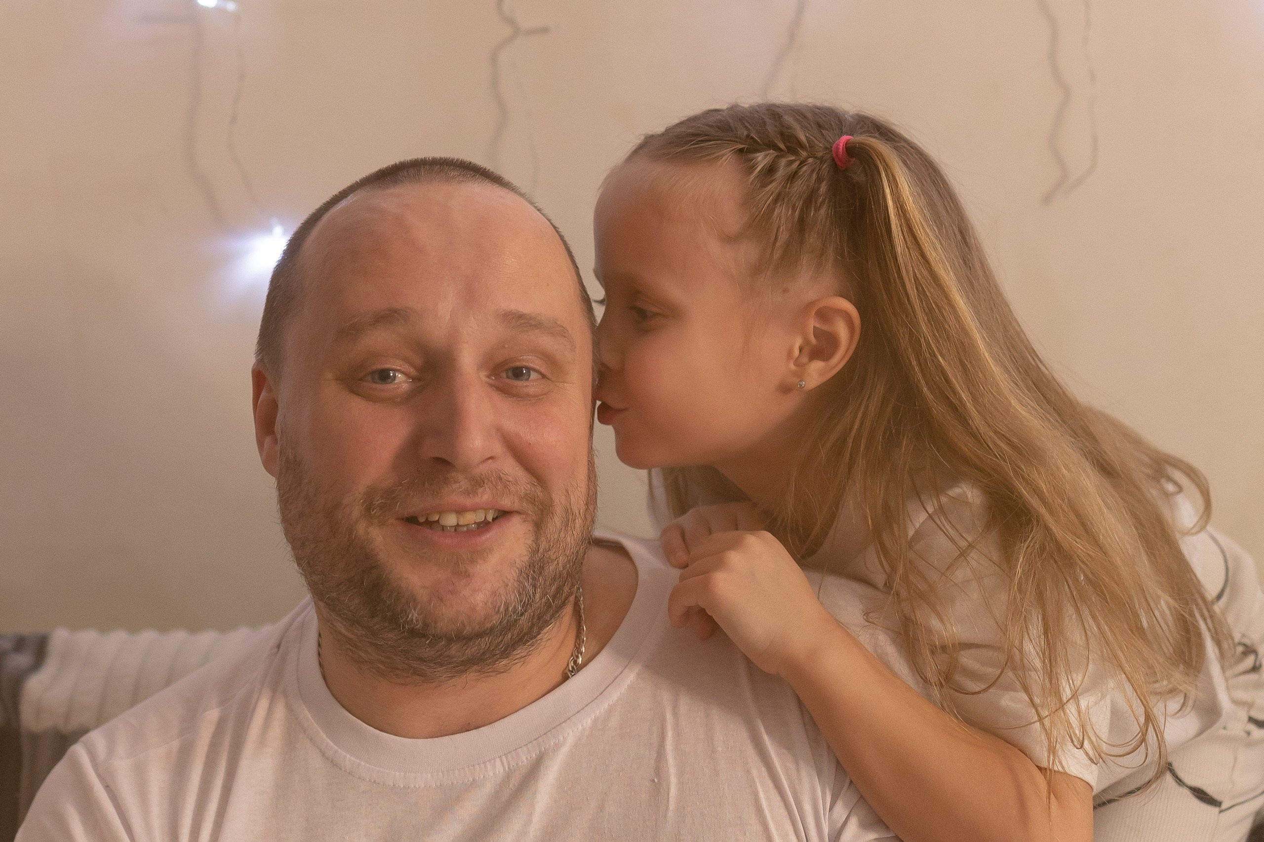 Дочь шепчет что- то папе на ушко