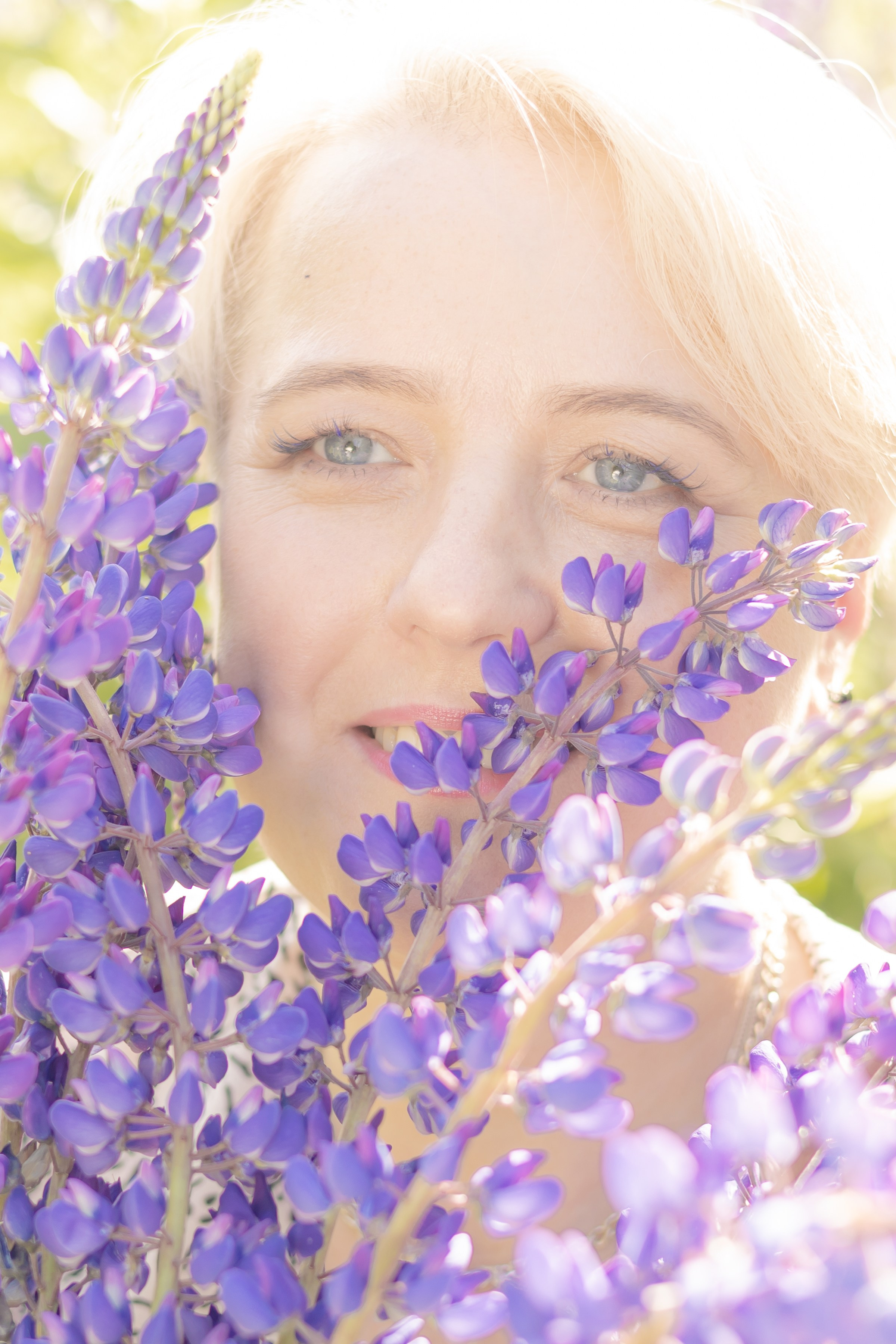 Фотосессия в поле с люпинами