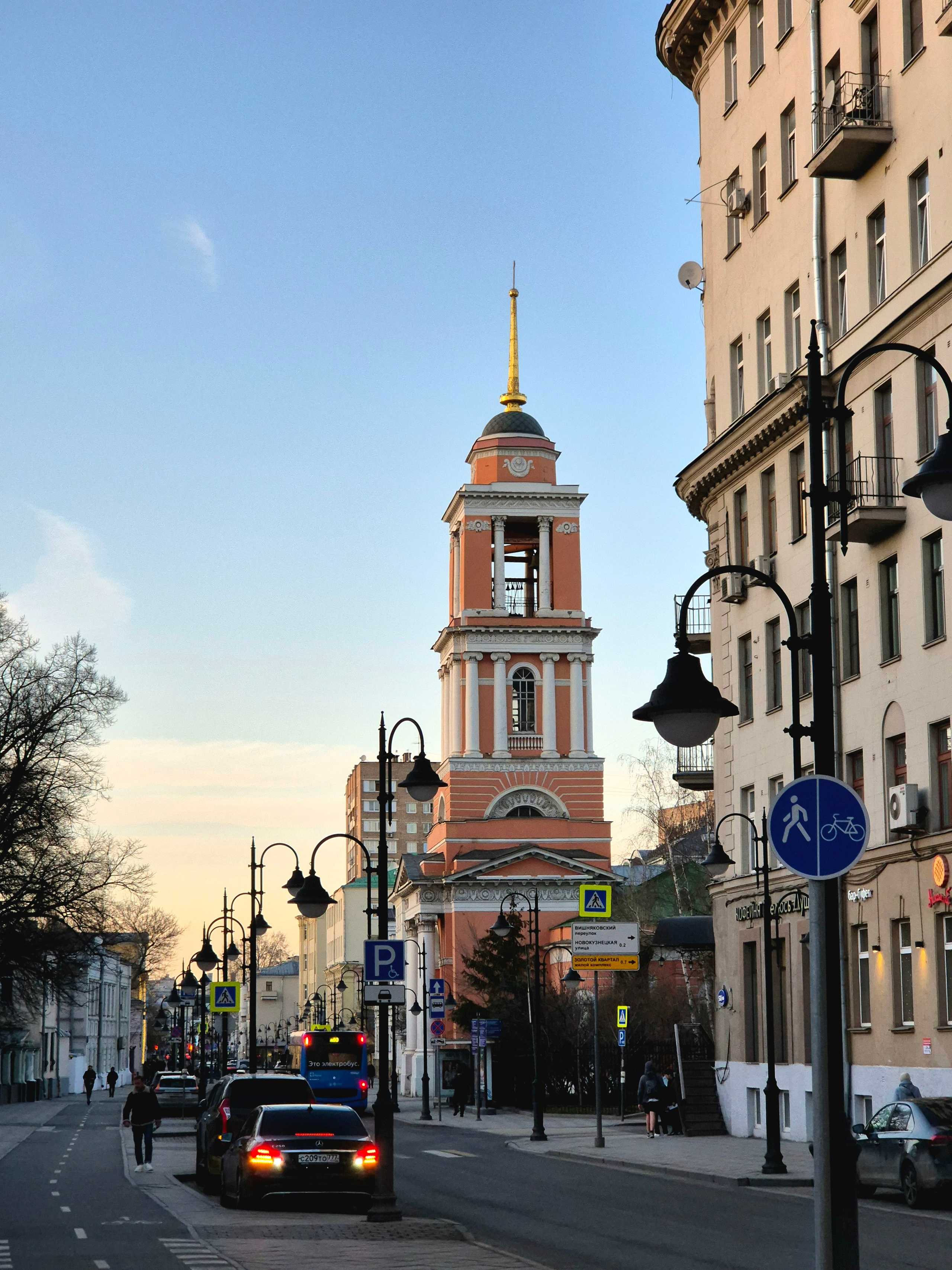 Весенний день, Пятницкая ул, Троицкая церковь