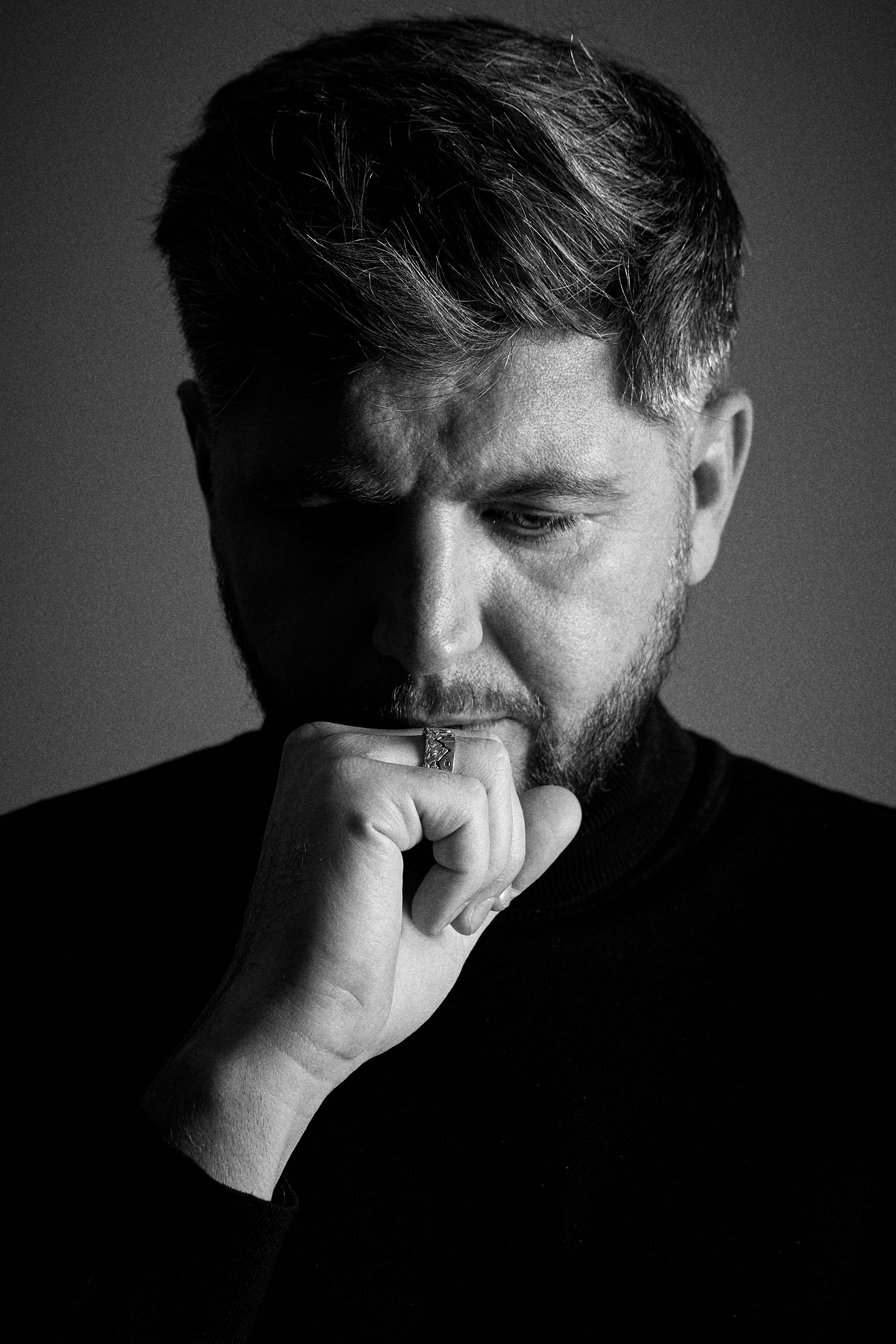 Мужские фотосессии в студии и на улице: художественные, для соцсетей, аватаров, сайтов знакомств. Фотограф Полина Завельская