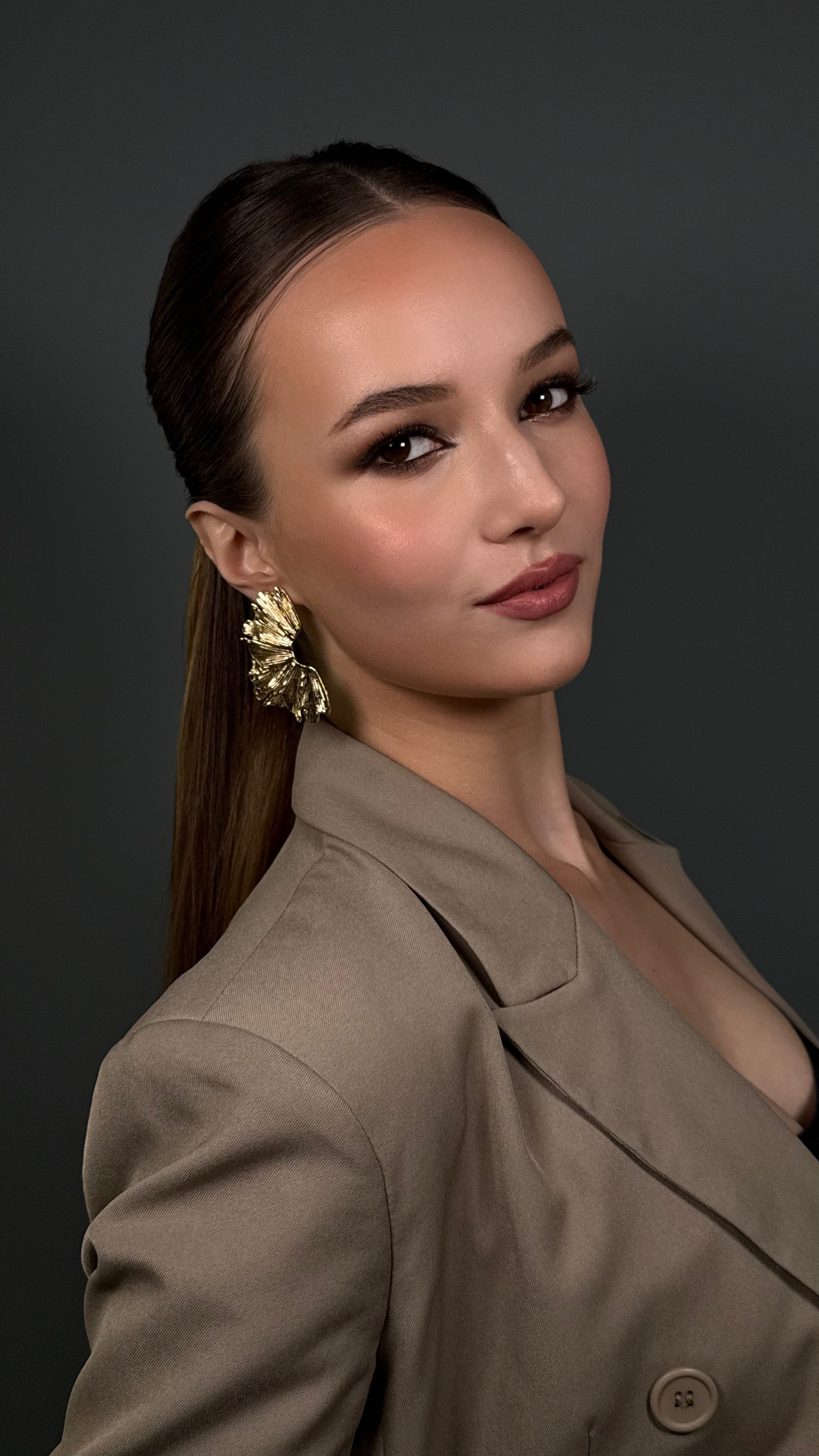 Образы. Студия визажистов, стилистов по прическам, бровистов и мастеров по ресницам