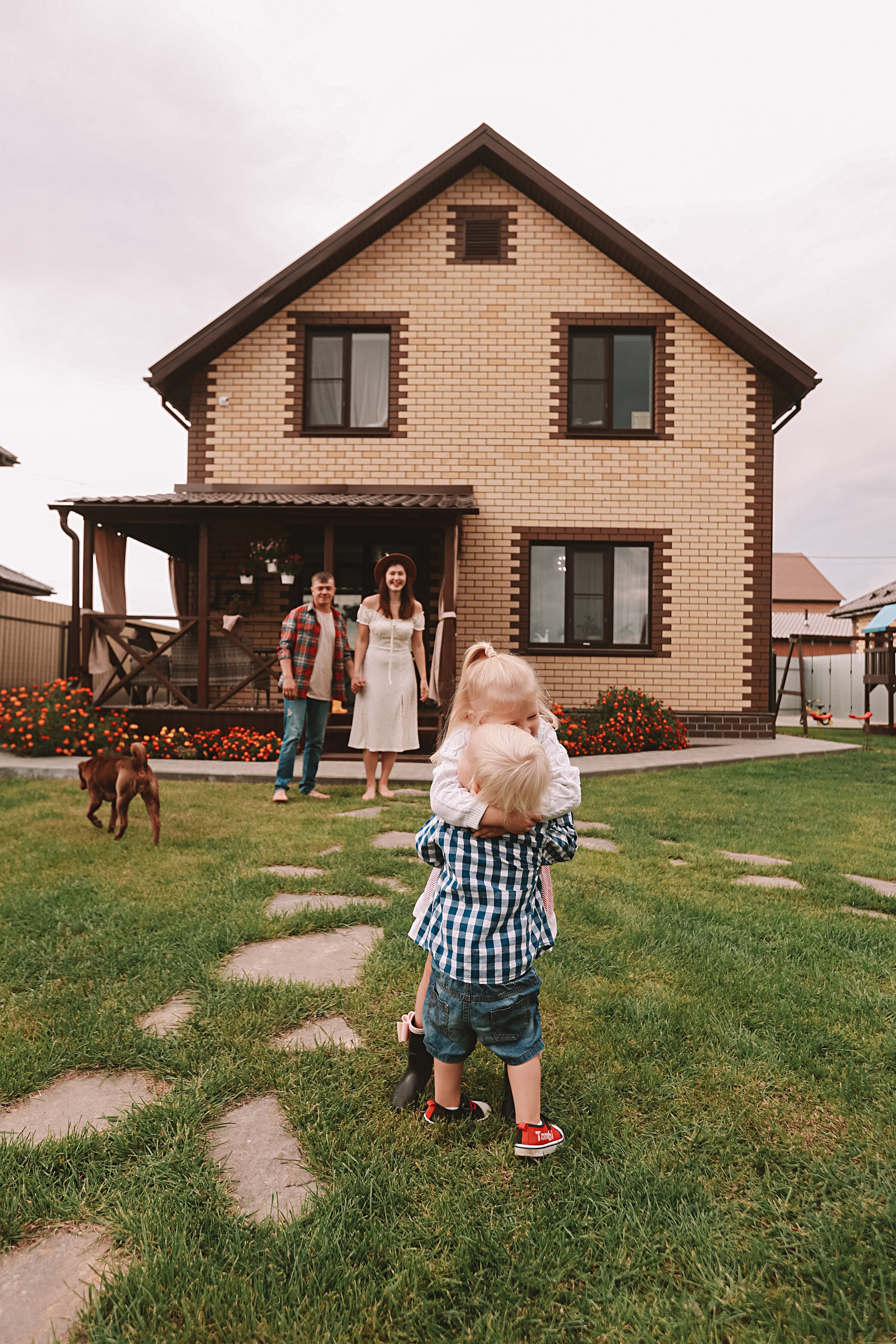 У дома. Семейный фотограф Тюмень, фотограф на роды Салмина Мария