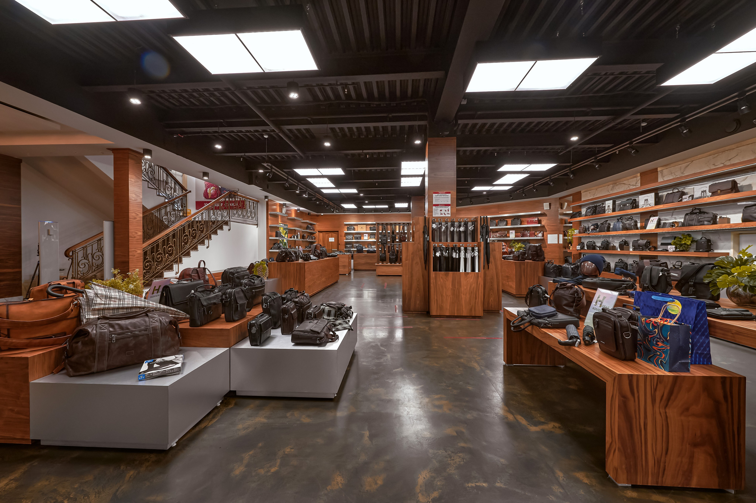 Портфолио по интерьерной и экстерьерной фотосъёмки: Мир сумок — Левый берег. Фотограф Яковлев Роман — Красноярск