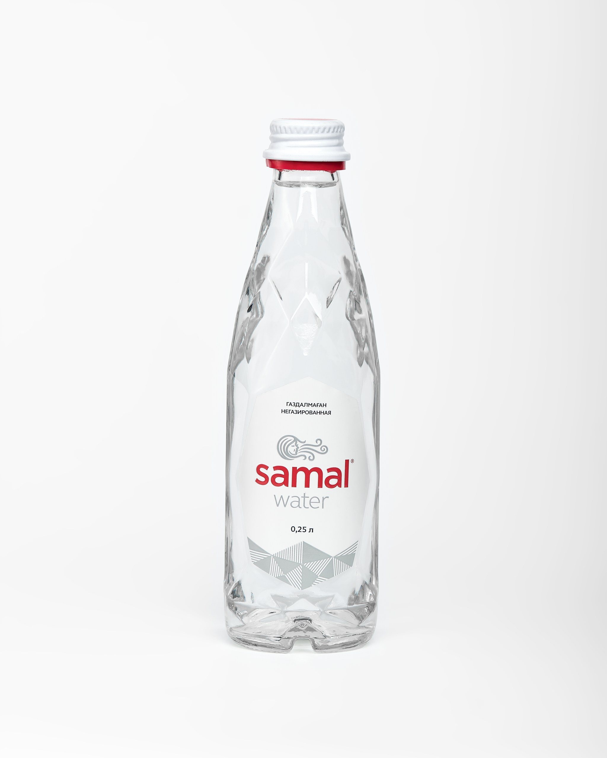 Потоковая предметная съёмка бутылки на белом фоне без индивидуальной настройки света