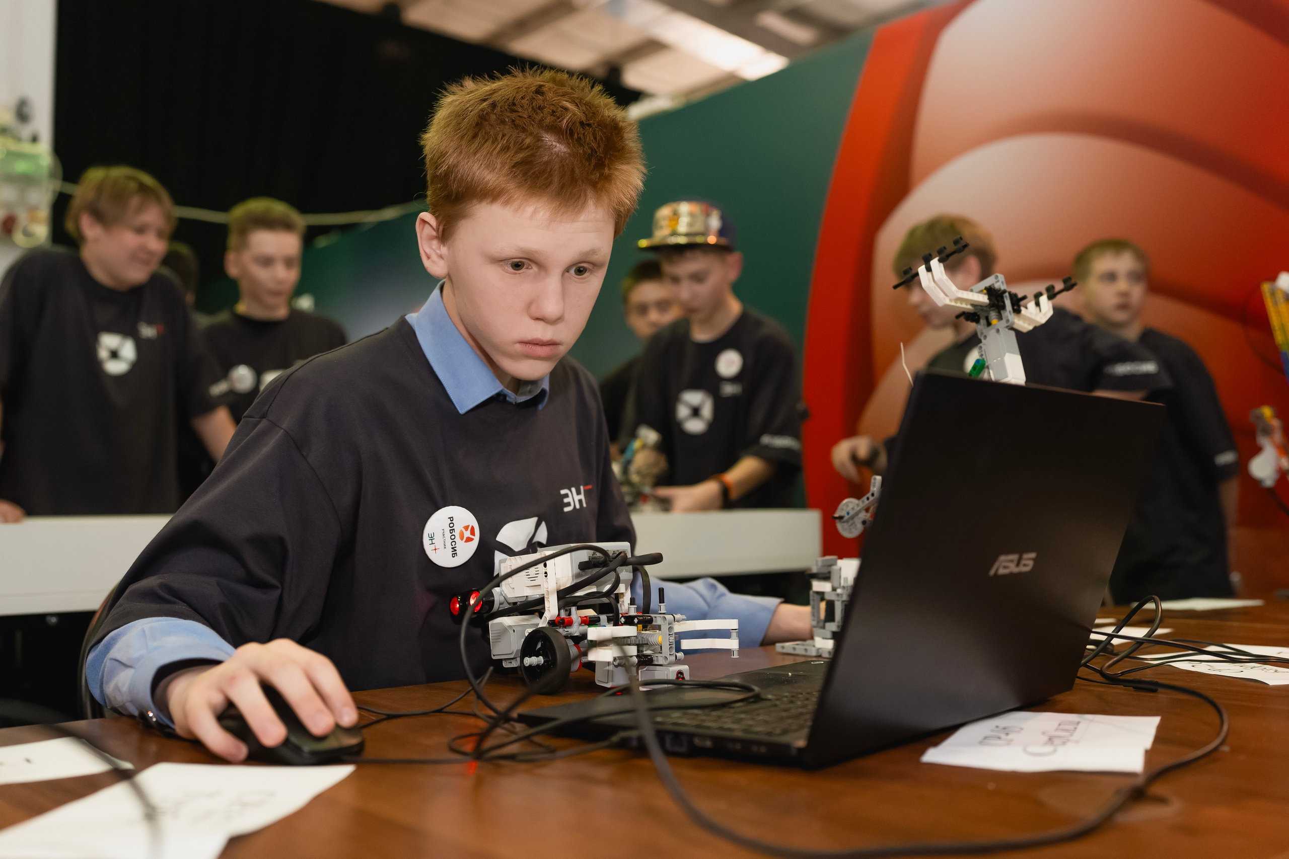 Робосиб в Сибэкспоцентре. Занимаюсь профессиональной фотографией и живу рядом с Байкалом. Работаю в разных жанрах