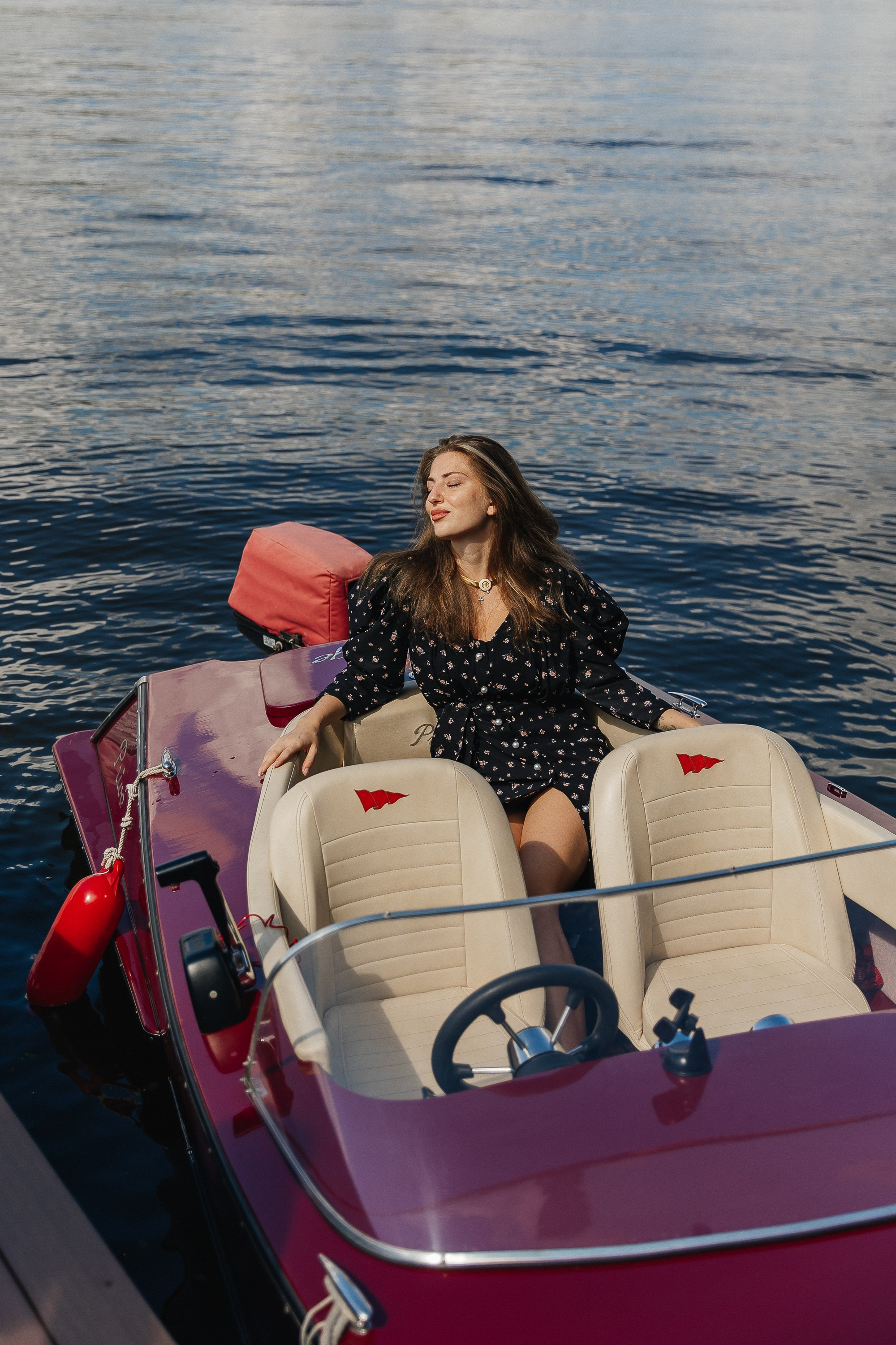 девичник на ретро катерах, ретрокатер, фотограф на девичник, прогулка на яхте, фотосессия на катере, ретро-катер, катер в москве