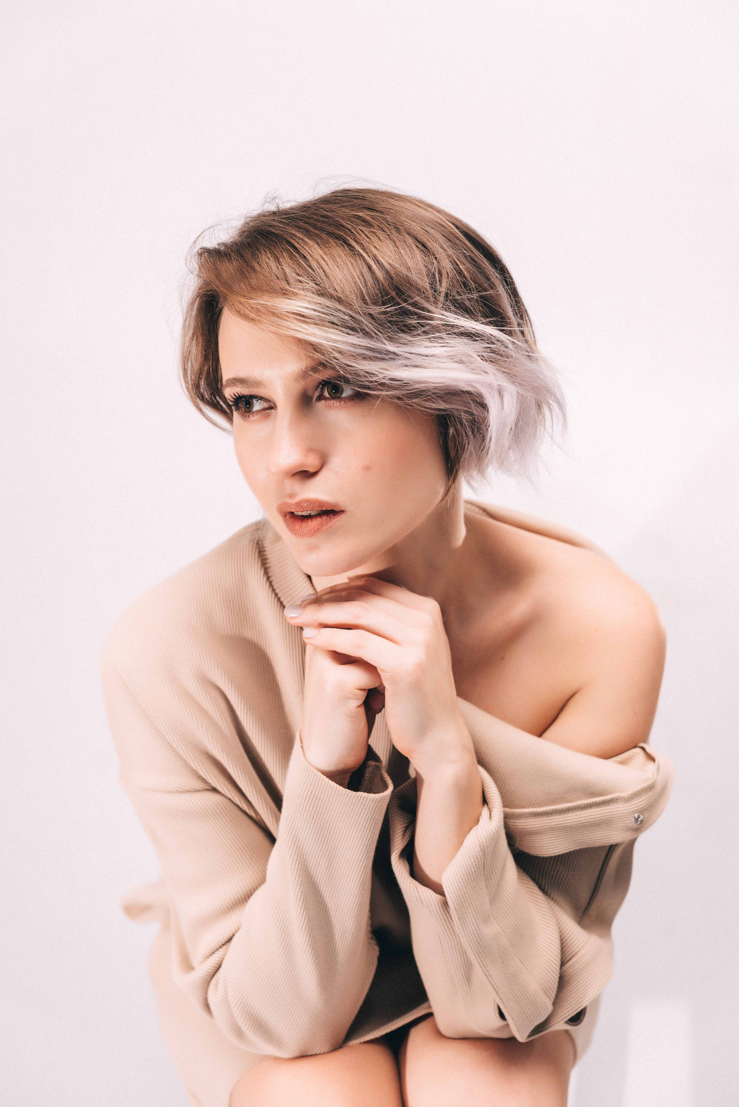 Саша и вино | портреты на белом фоне. Фотограф и видеограф в Москве и Абу Даби Мария Кулагина