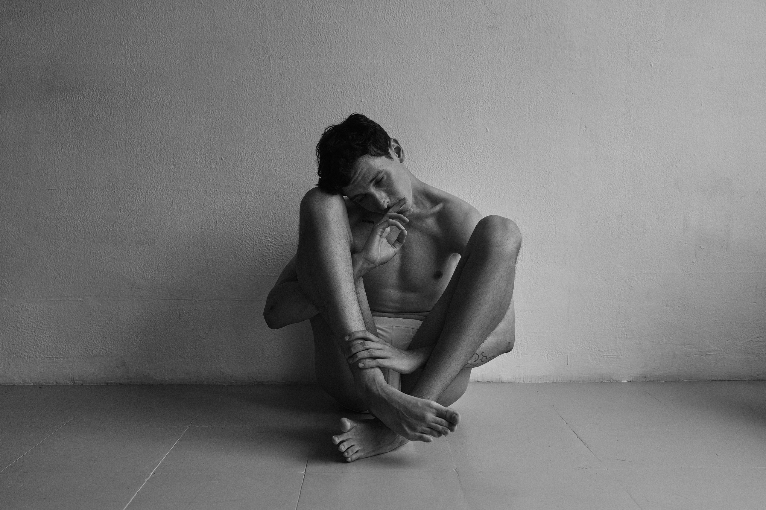 Black and white artistic Barcelona photo of man showing acrobatic flexibility