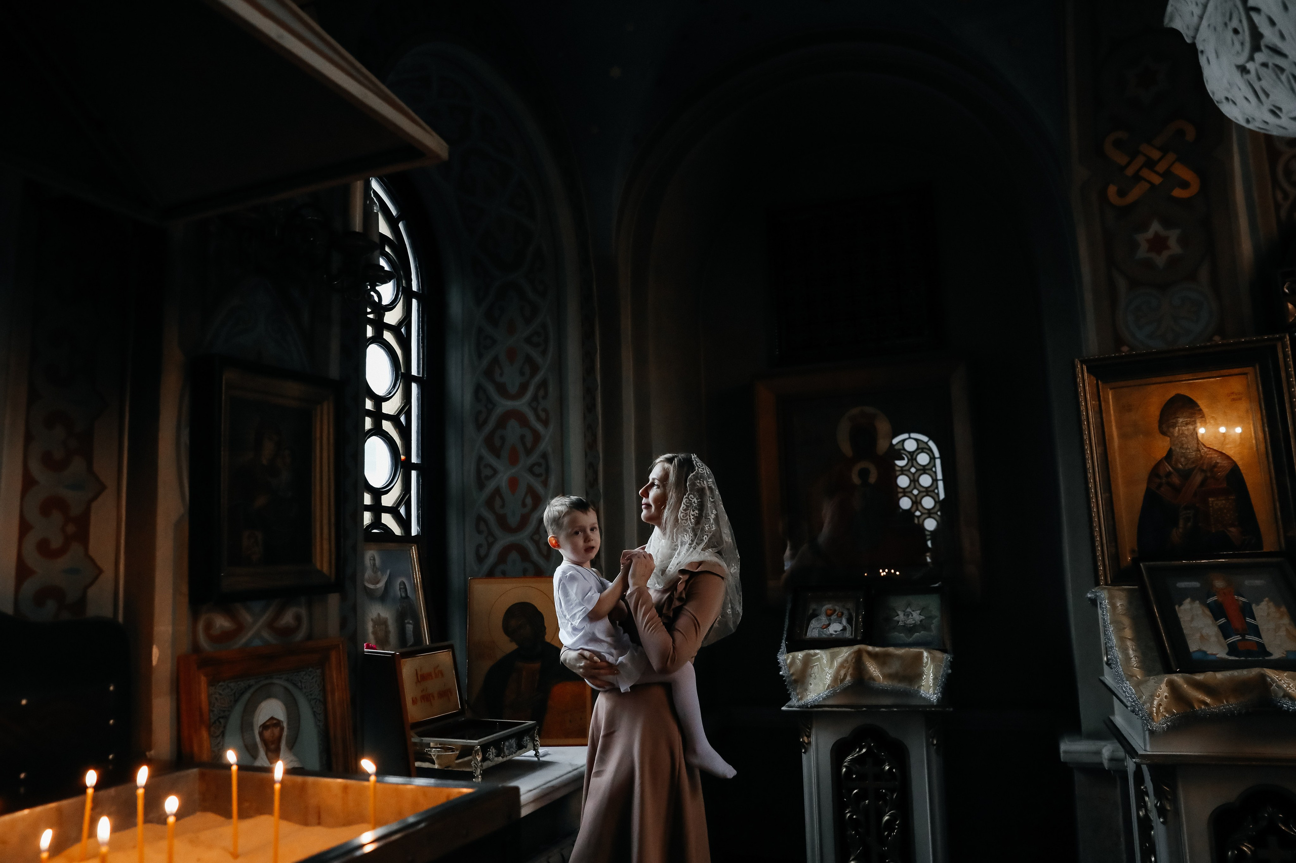 Крещение малыша в Церкви Воскресения Христова в Форосе мама с ребенком на фоне икон