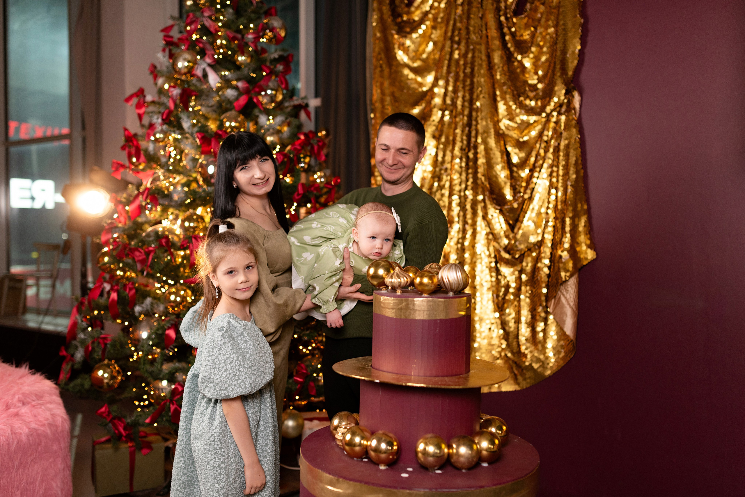 Семейная фотосессия в зале Невский фотостудии Питер. Детский и семейный фотограф в Сургуте и Нефтеюганске Анна Старцева