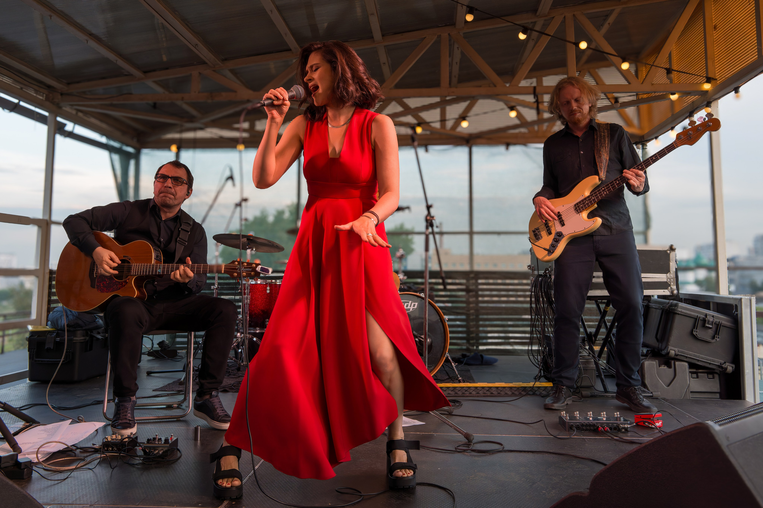 Женя Любич — летний концерт в Москве на крыше 6 июня 2024 года. Сайт фотографа Сергея Абрамова