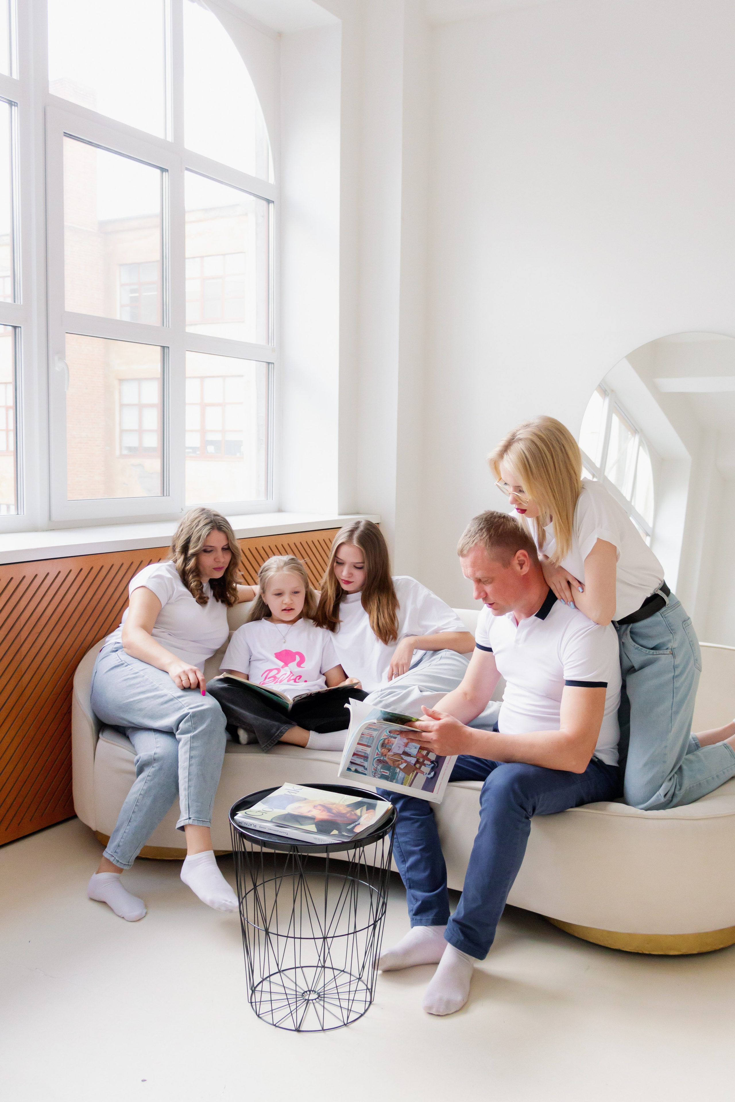 Две сестры. Две семьи. Одна любовь. Семейная фотосессия в студии, Екатеринбург. Фотограф в Екатеринбурге Пойгина Елена