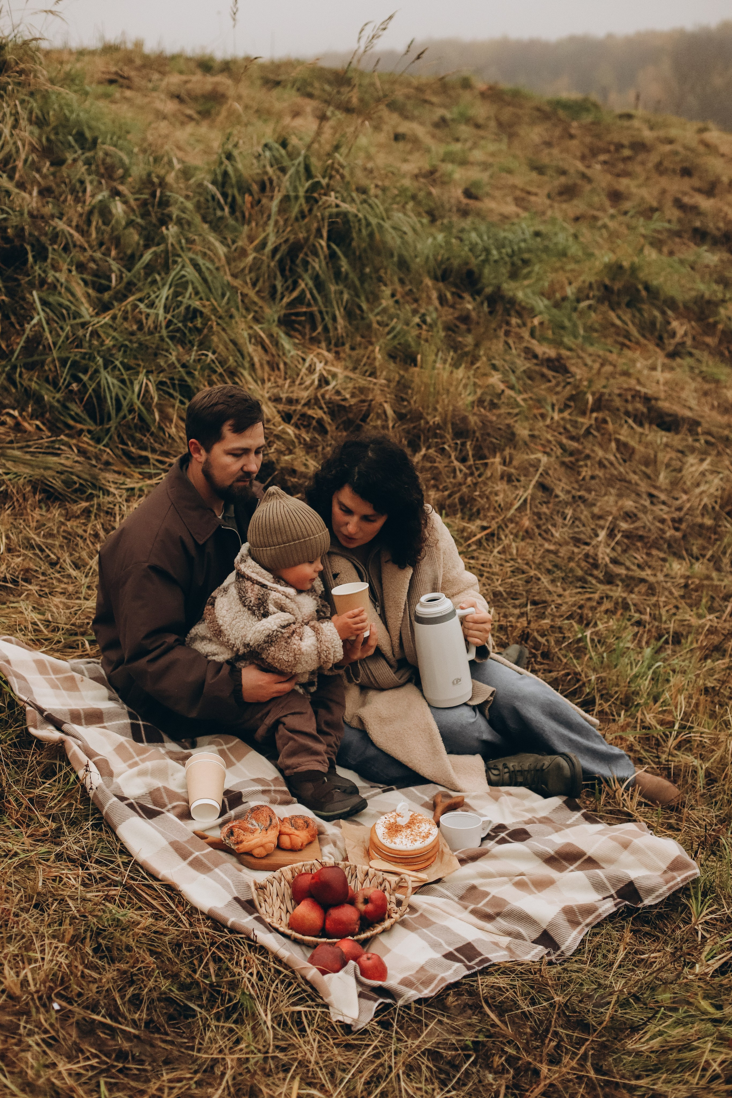 Осенняя прогулка по холмам: Саша, Алёна и Прохор. Свадебный, семейный и детский фотограф в Люберцах Зайцева Анастасия